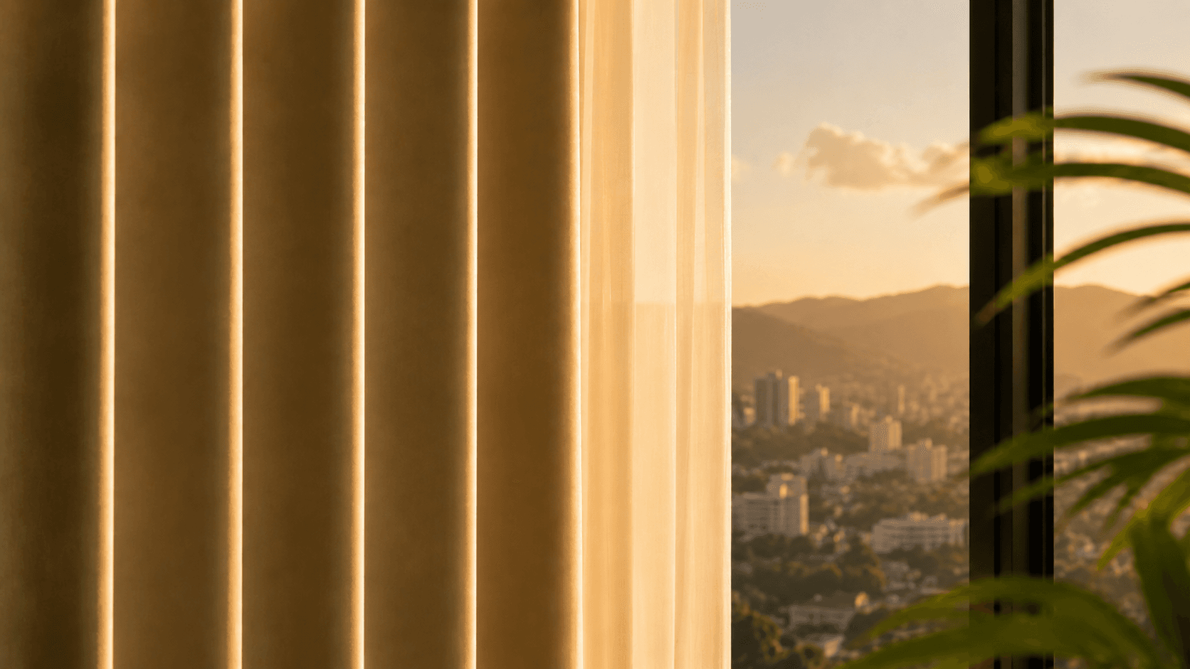 Interior cálido con vista a la ciudad de Tegucigalpa al atardecer