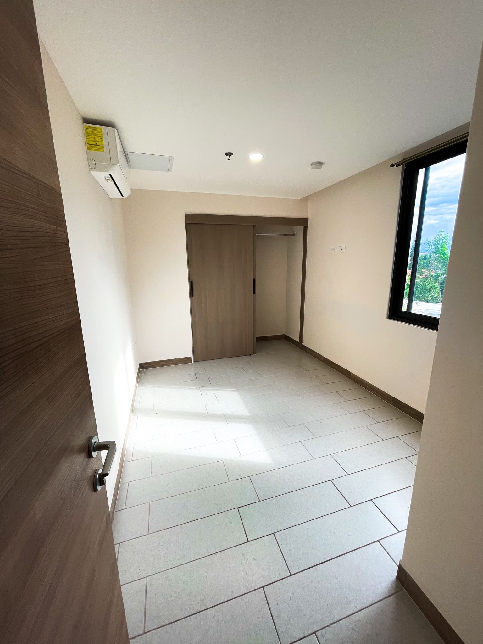 Habitación principal con clóset y aire acondicionado
