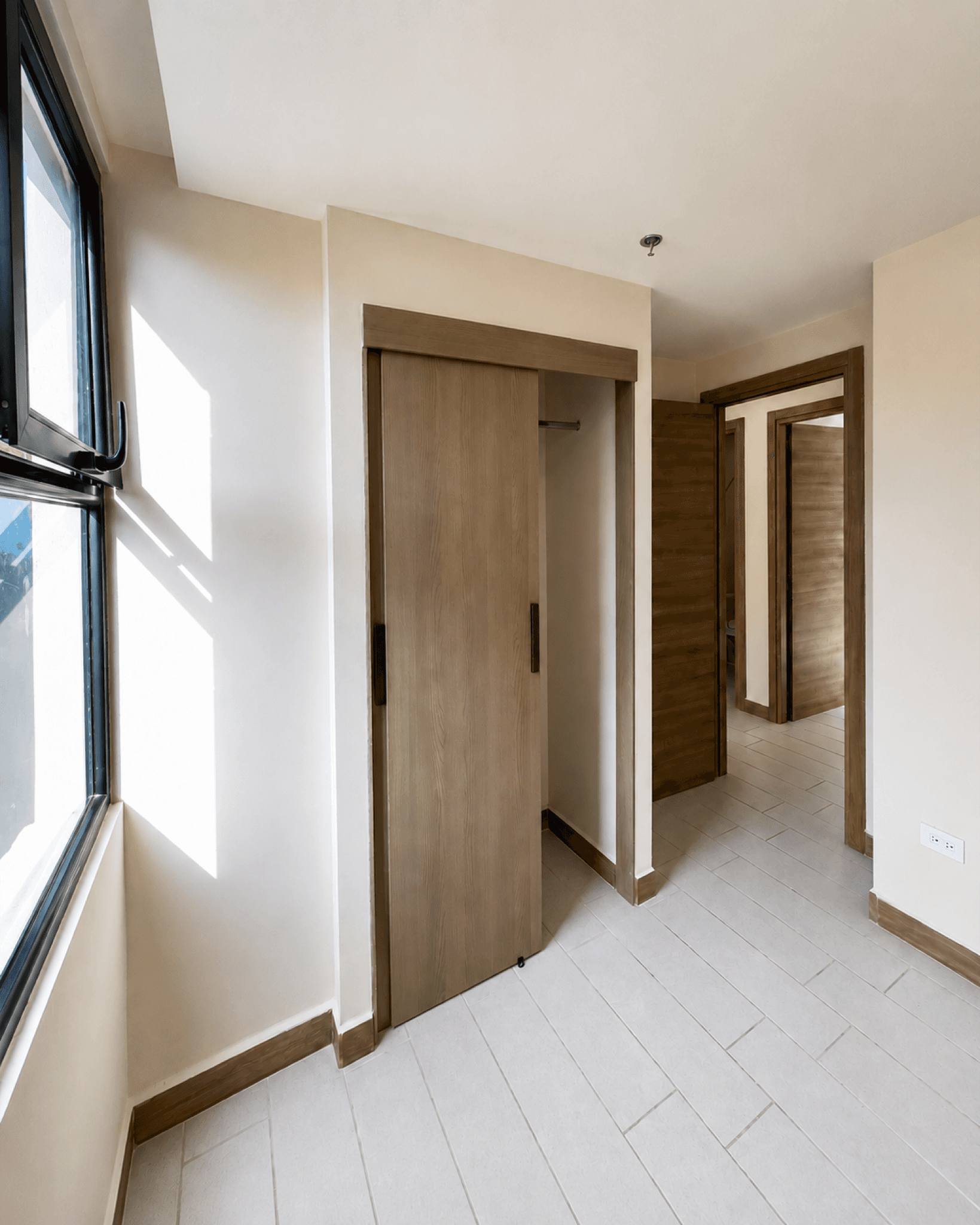Habitación secundaria con clóset y aire acondicionado