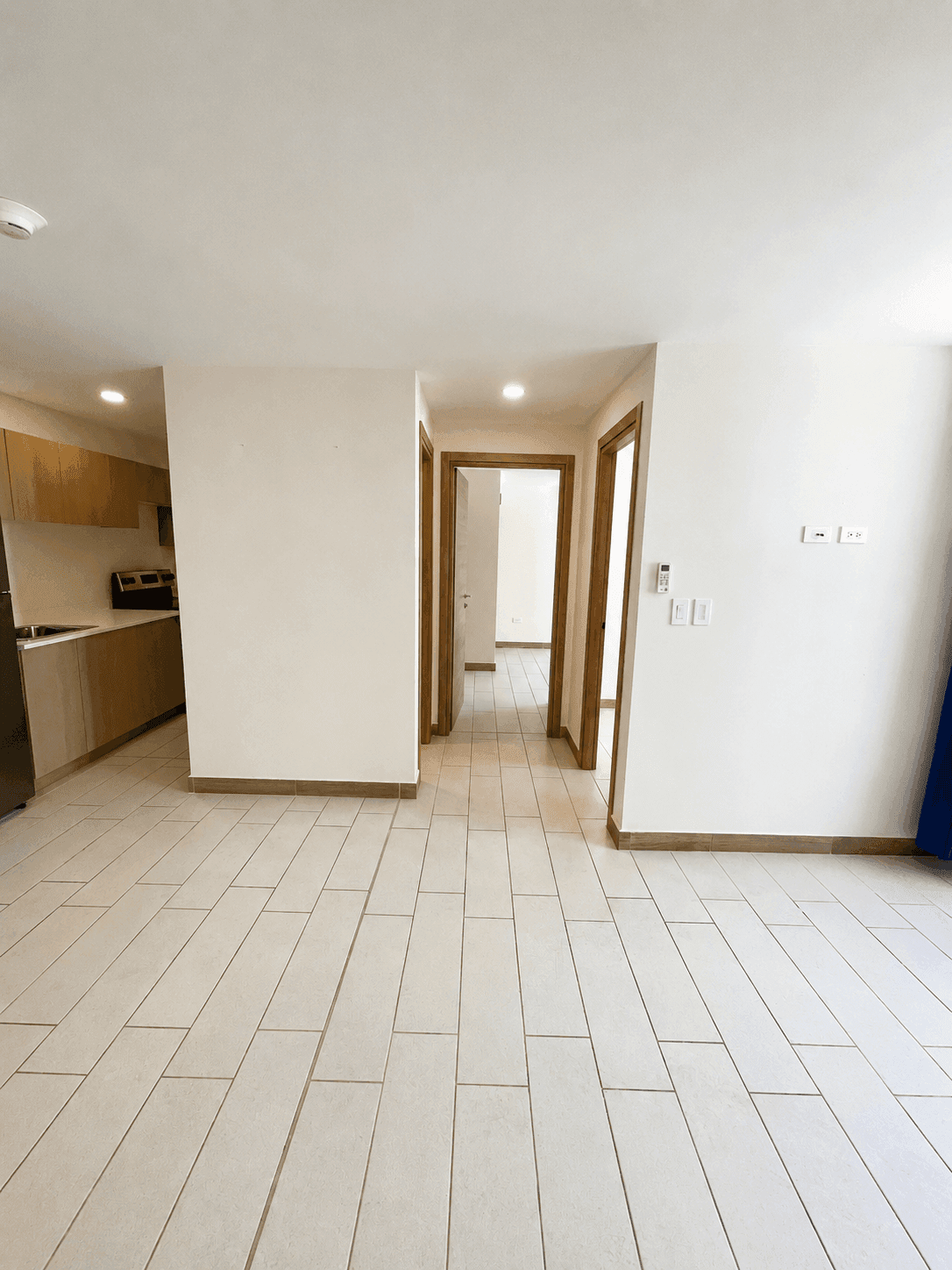 Sala-comedor de distribución abierta con acceso a las habitaciones