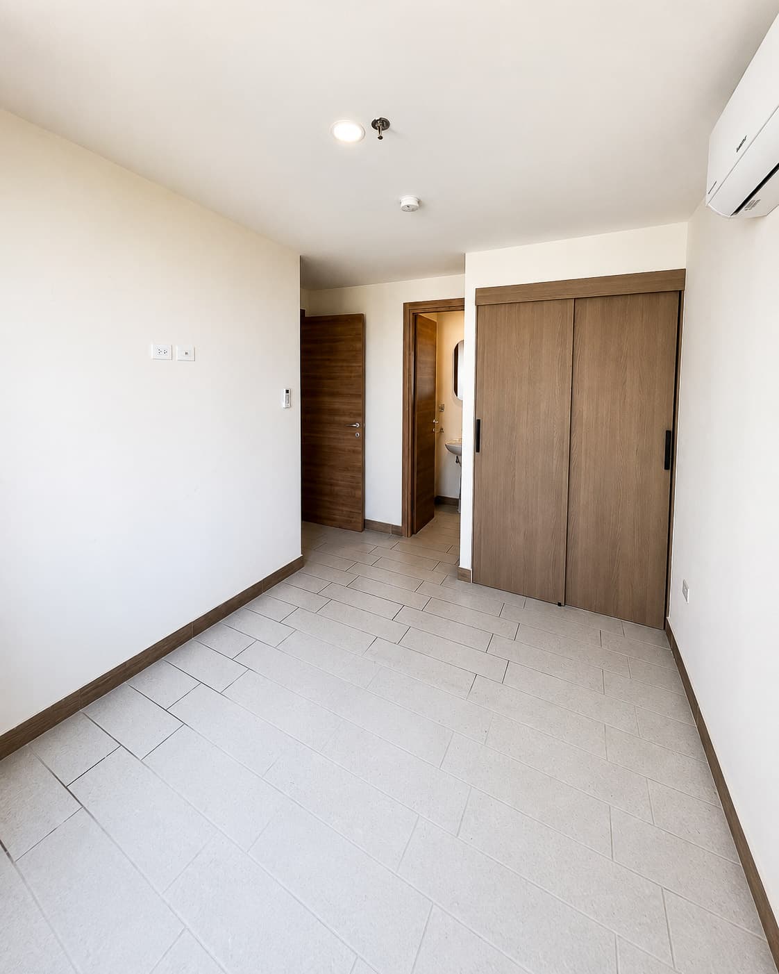 Habitación principal con clóset y baño en suite