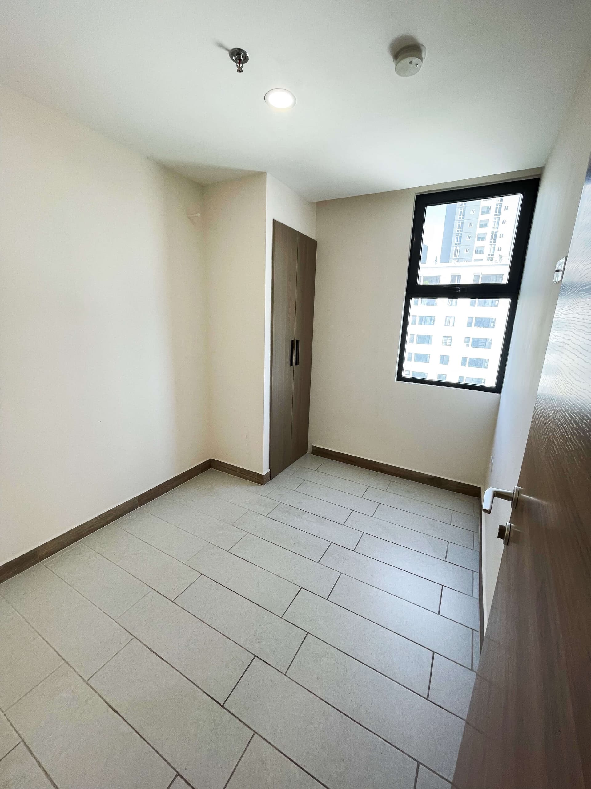Habitación secundaria con clóset y ventana