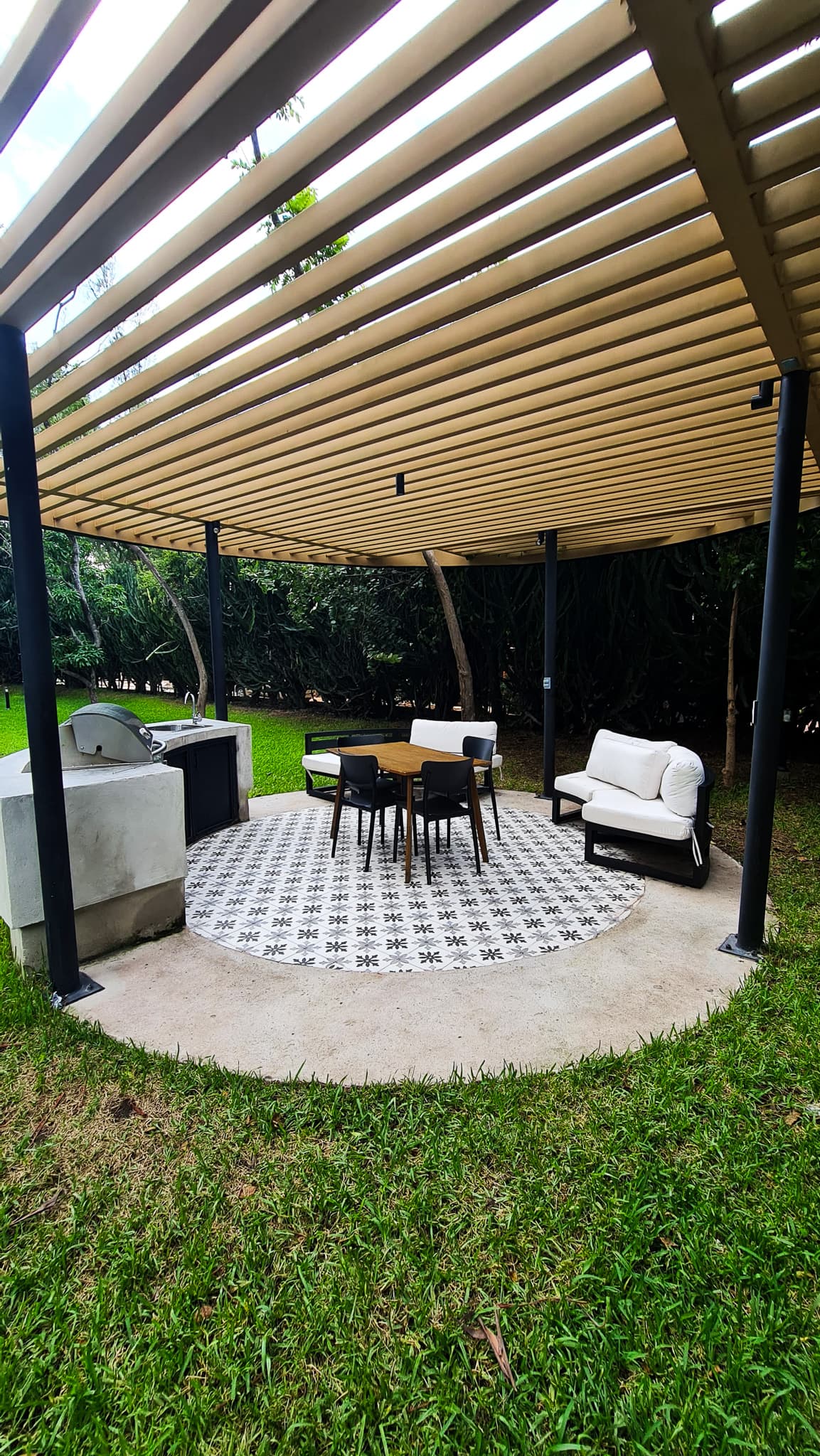 Pérgola con área de barbacoa
