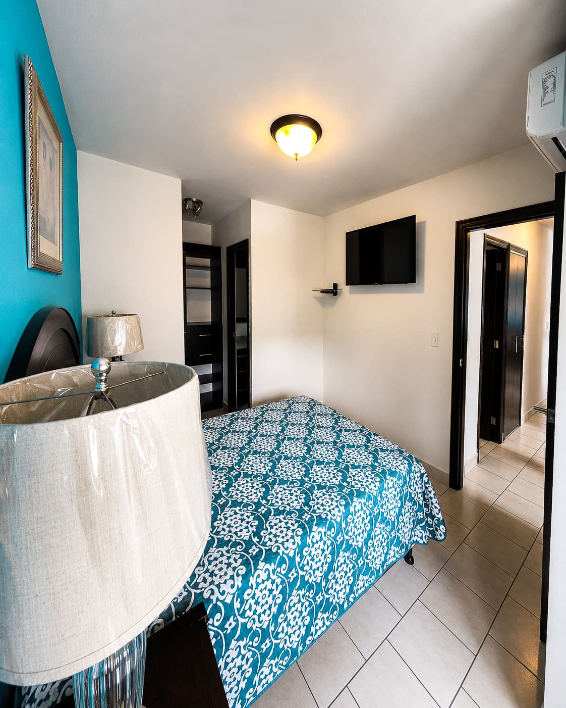 Habitación amueblada con clóset y aire acondicionado