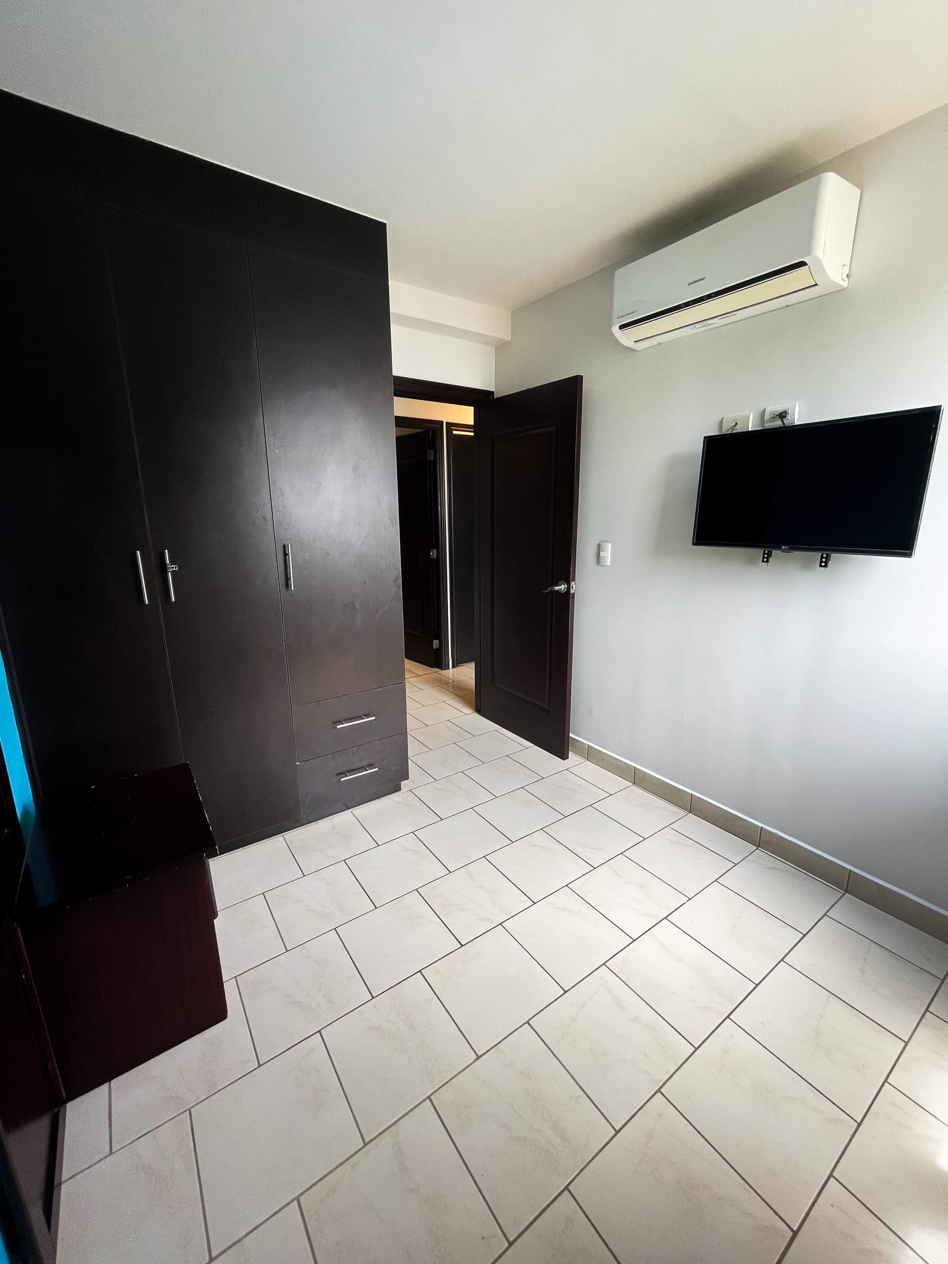 Habitación con amplio clóset y aire acondicionado