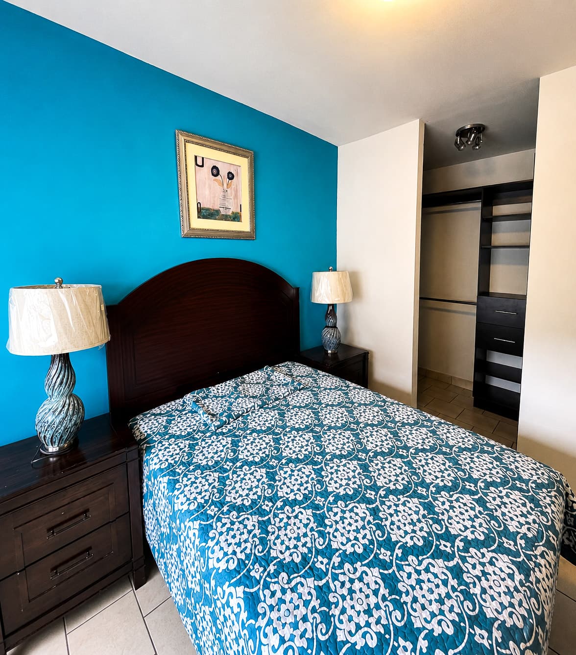 Habitación principal amueblada con clóset y aire acondicionado