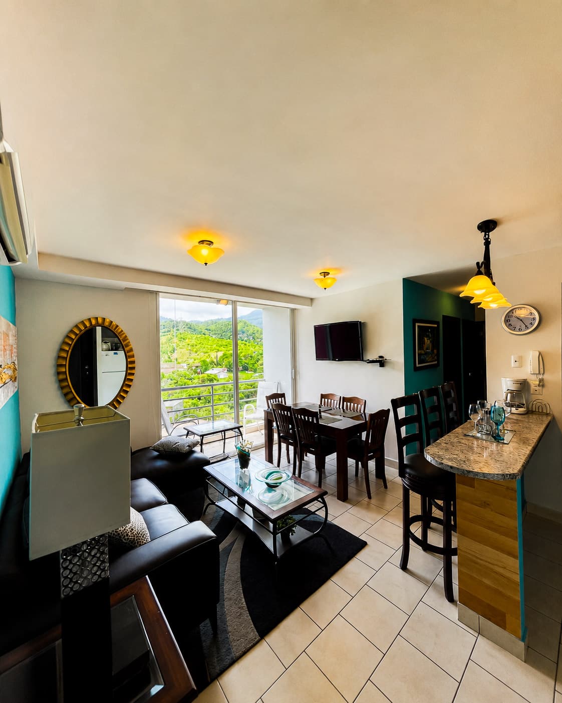 Sala-comedor amueblada con balcón, vista a la montaña y aire acondicionado