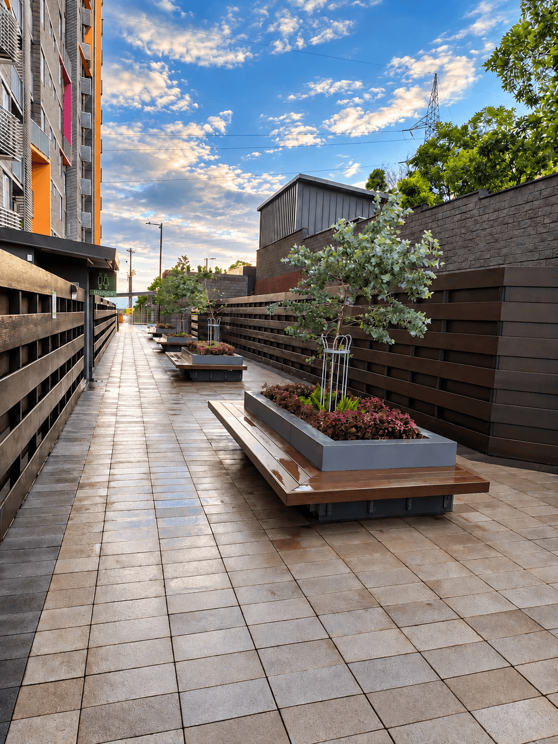 Ecoplaza con jardineras y bancas