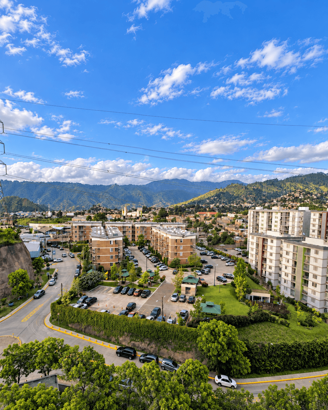 Vista desde el balcón panorámico hacia las montañas y la ciudad