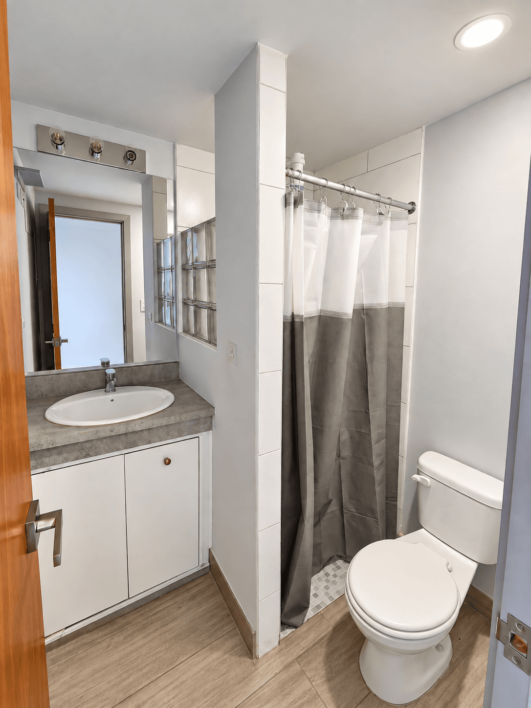 Baño completo con ducha, inodoro y lavamanos
