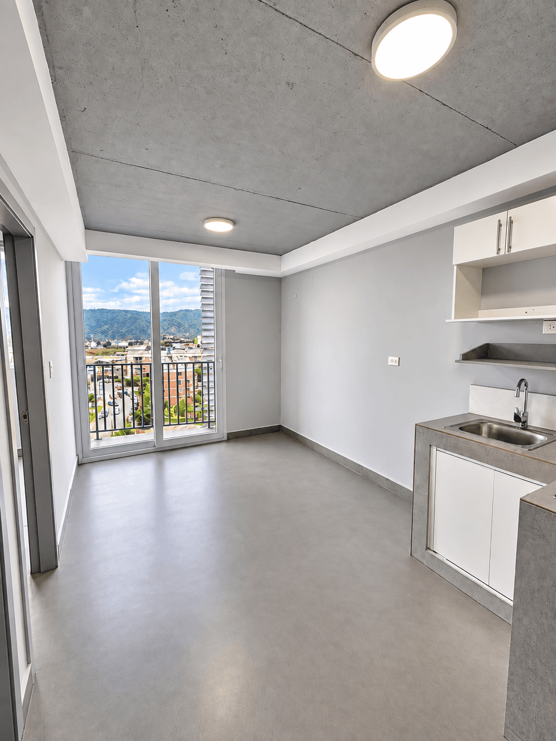 Sala-cocina con salida al balcón panorámico y vista a las montañas