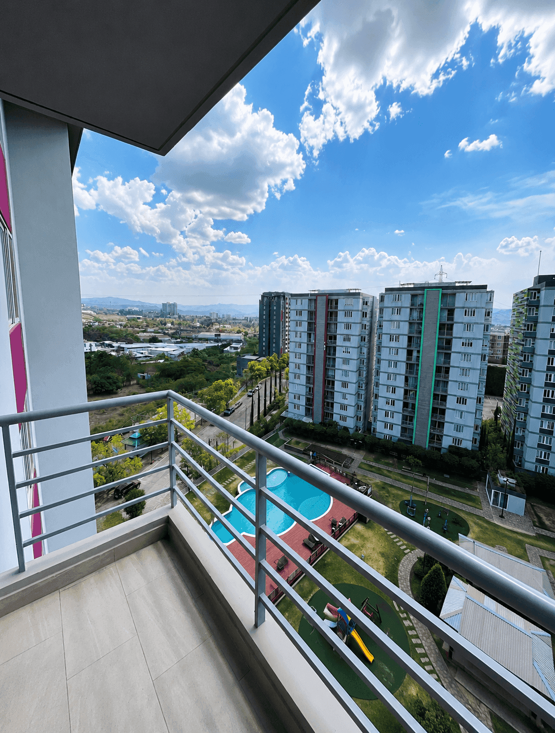 Balcón con vista a la piscina