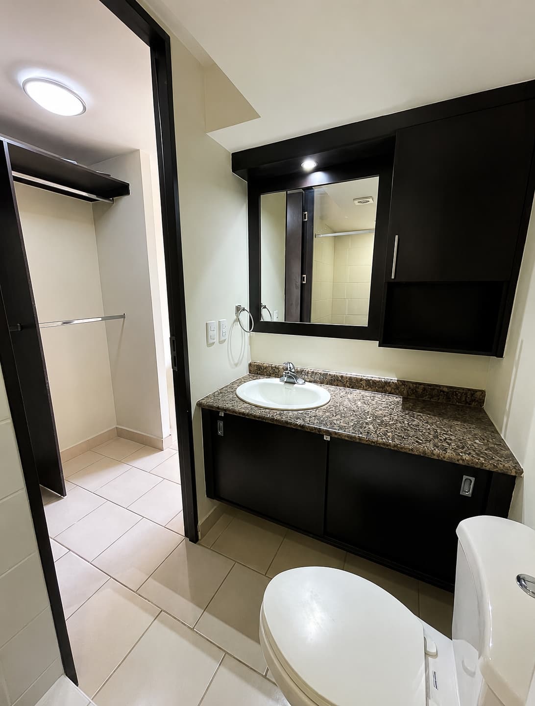 Baño principal con vestidor