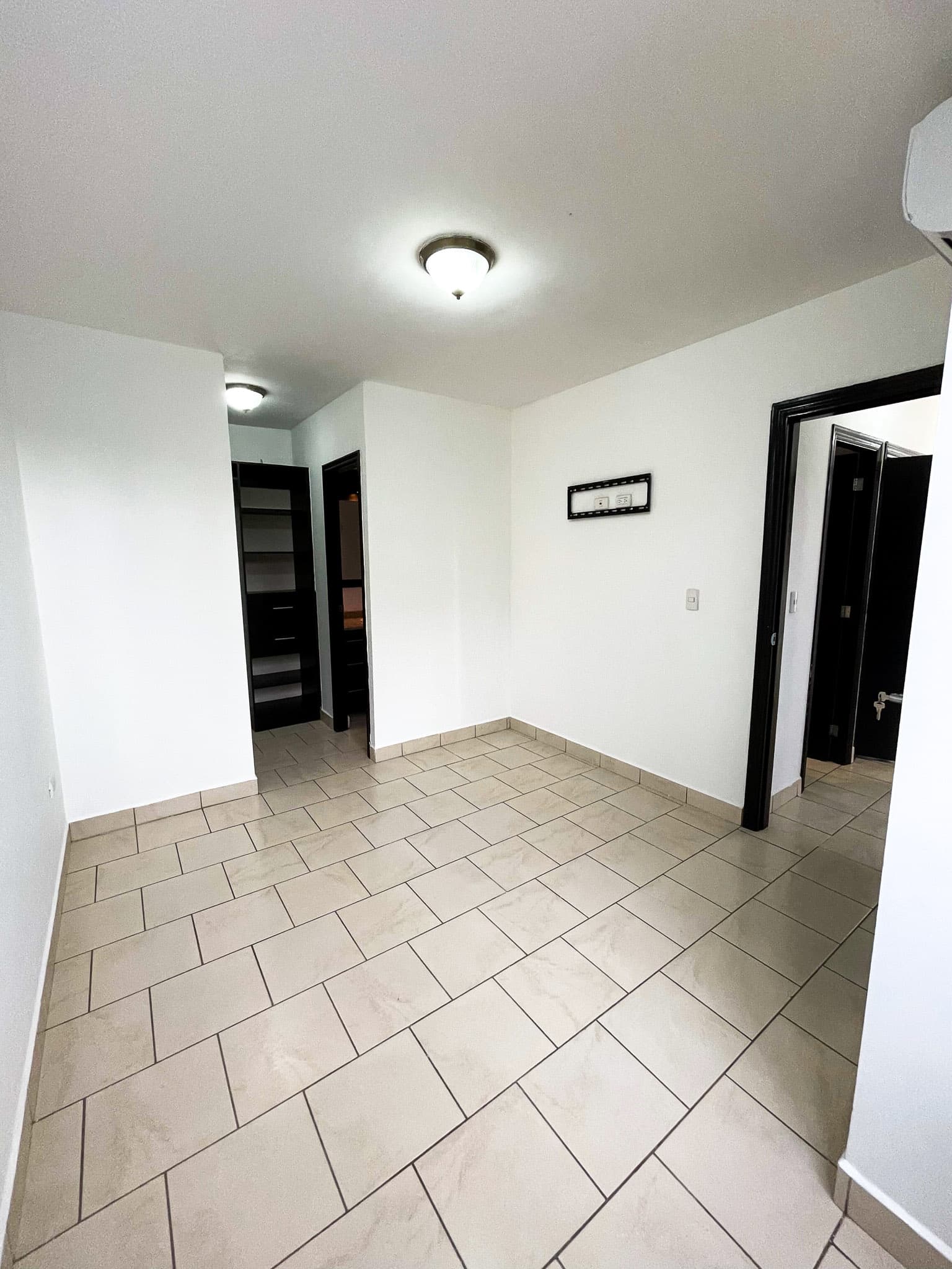 Habitación principal con acceso al walk-in clóset