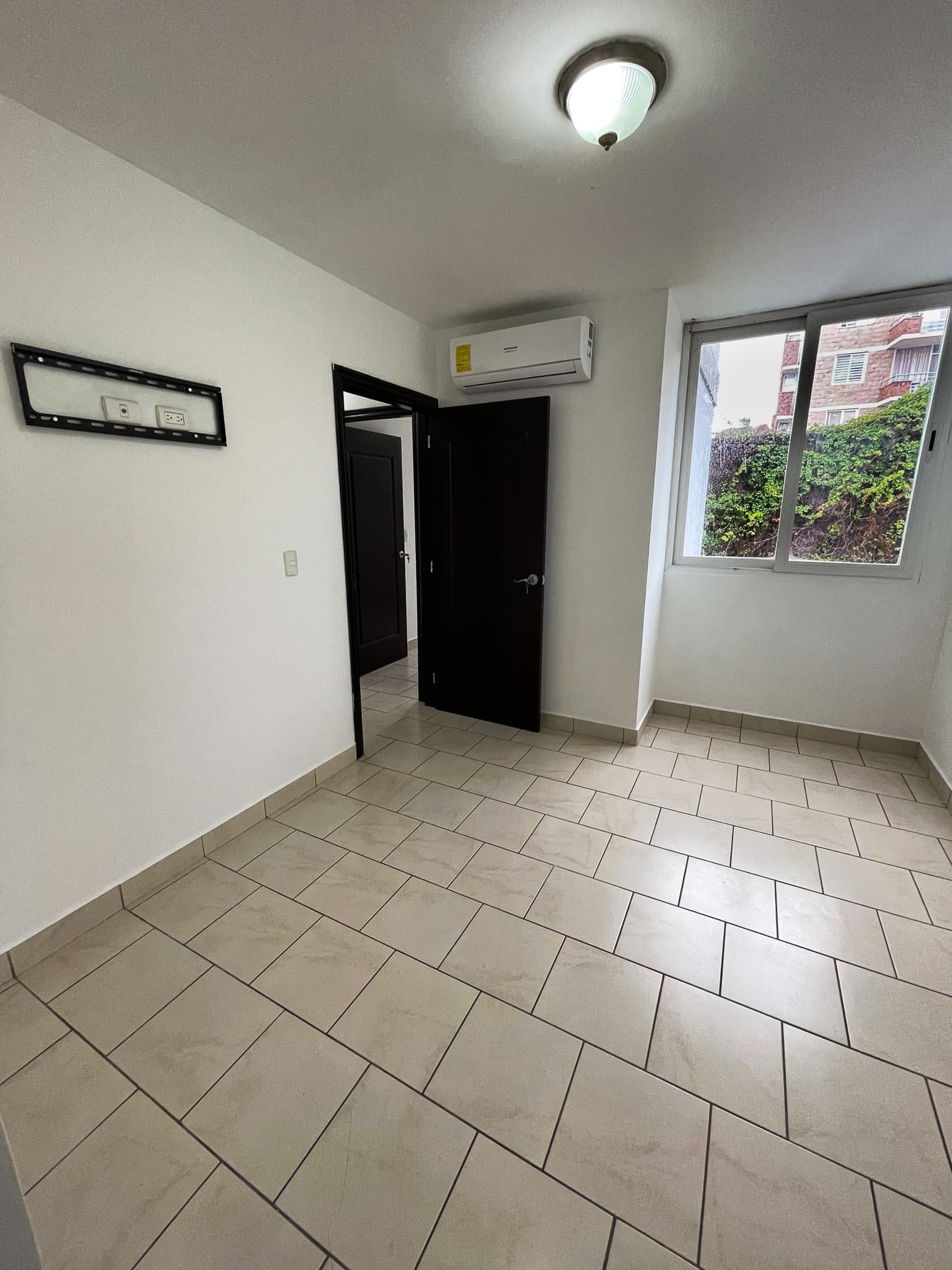 Habitación principal con aire acondicionado y ventana