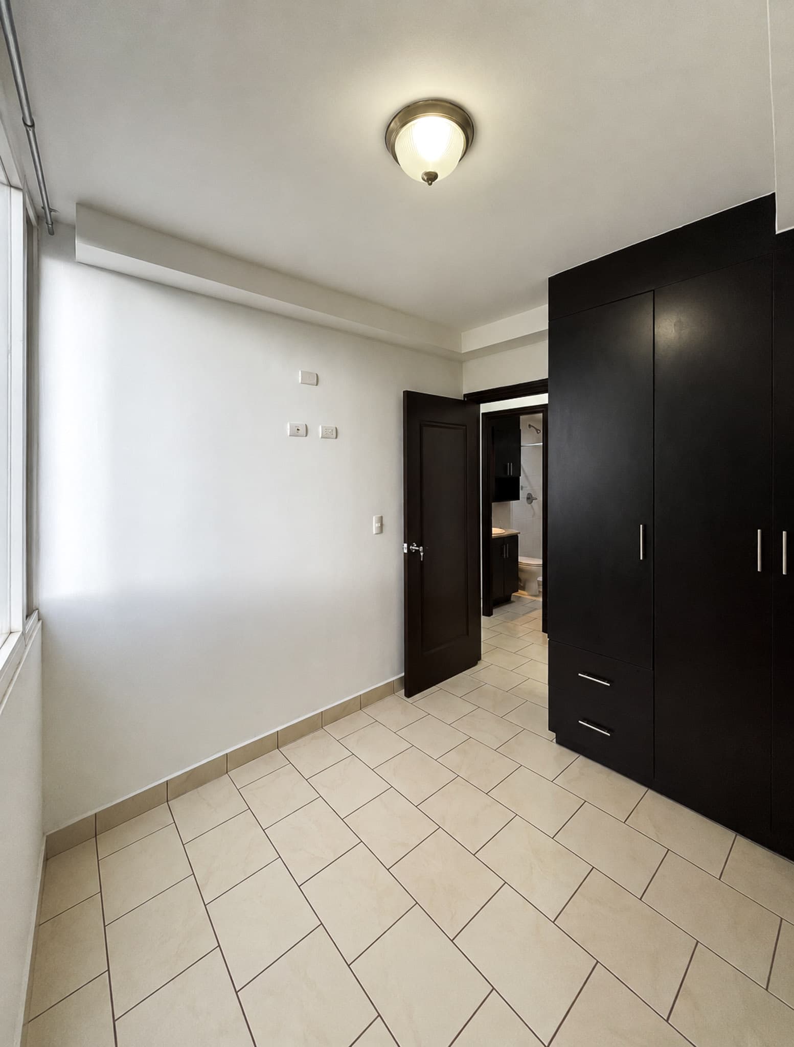 Habitación secundaria con clóset