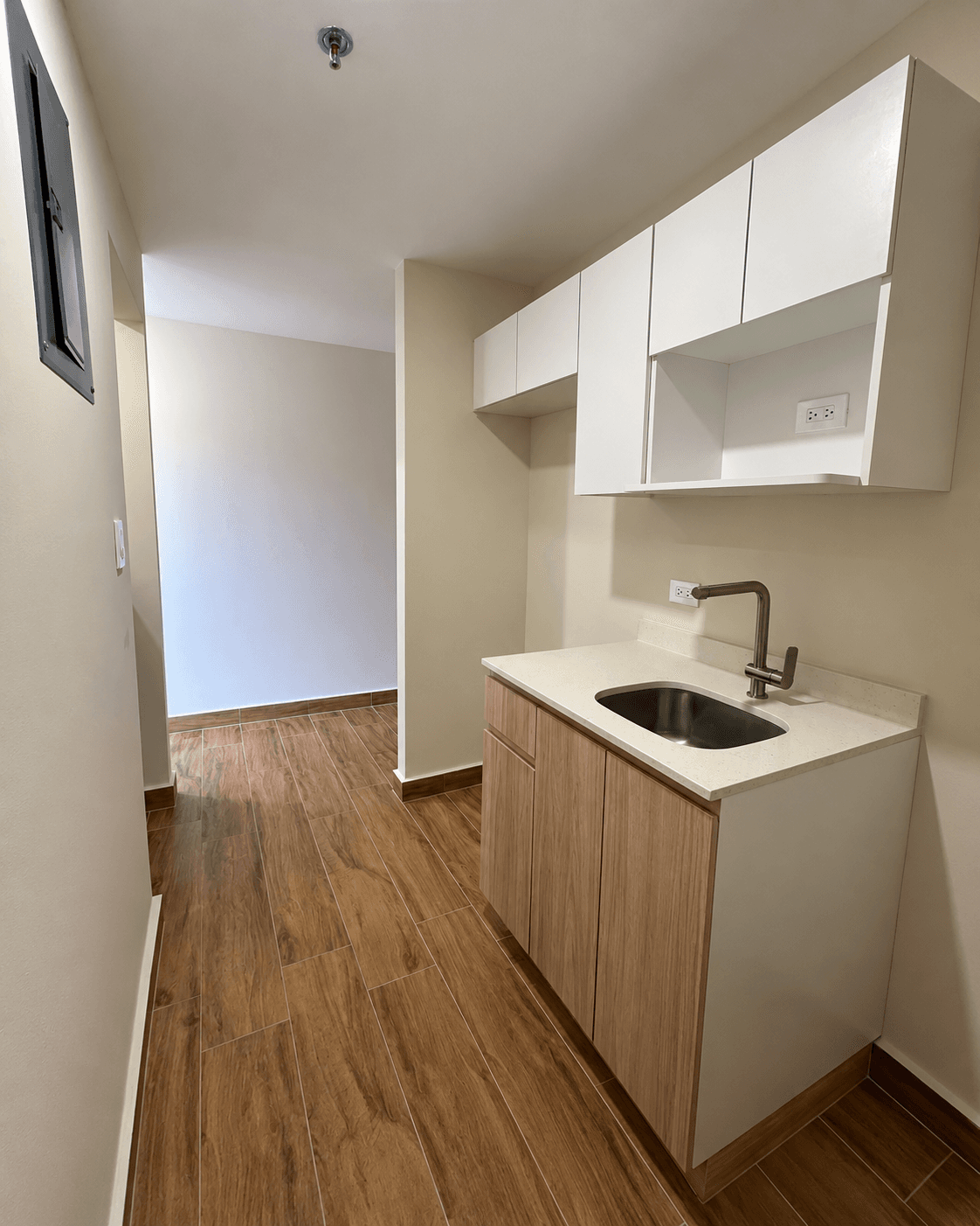 Cocina amueblada con top de cuarzo y gabinetes superiores