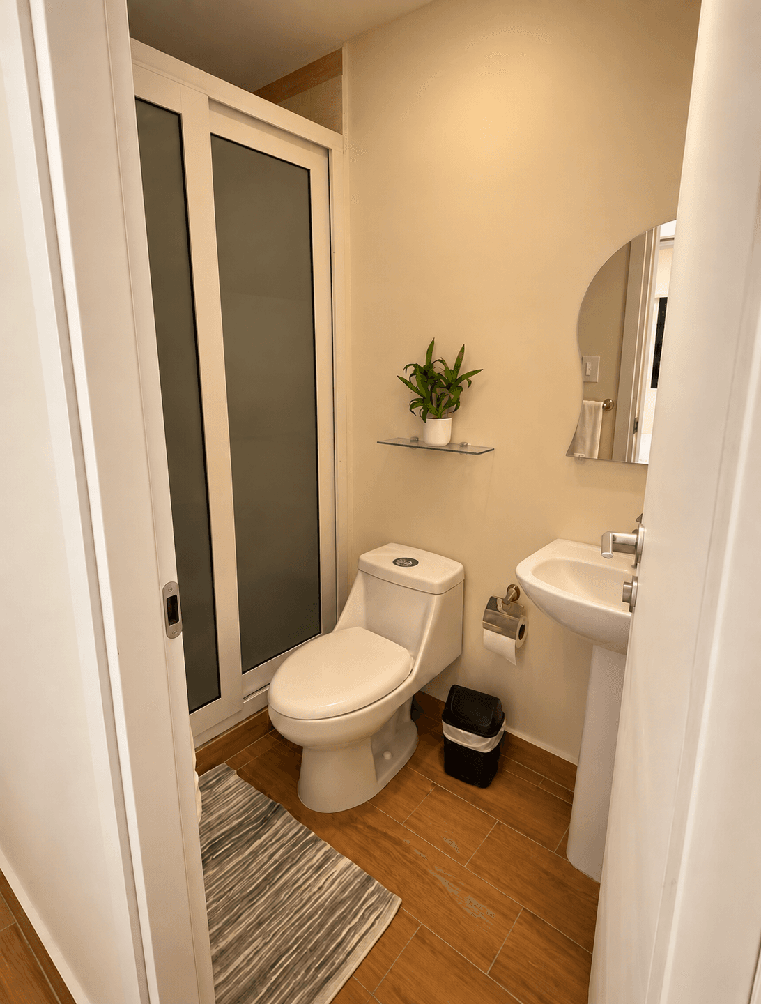 Baño con ducha, inodoro y lavamanos