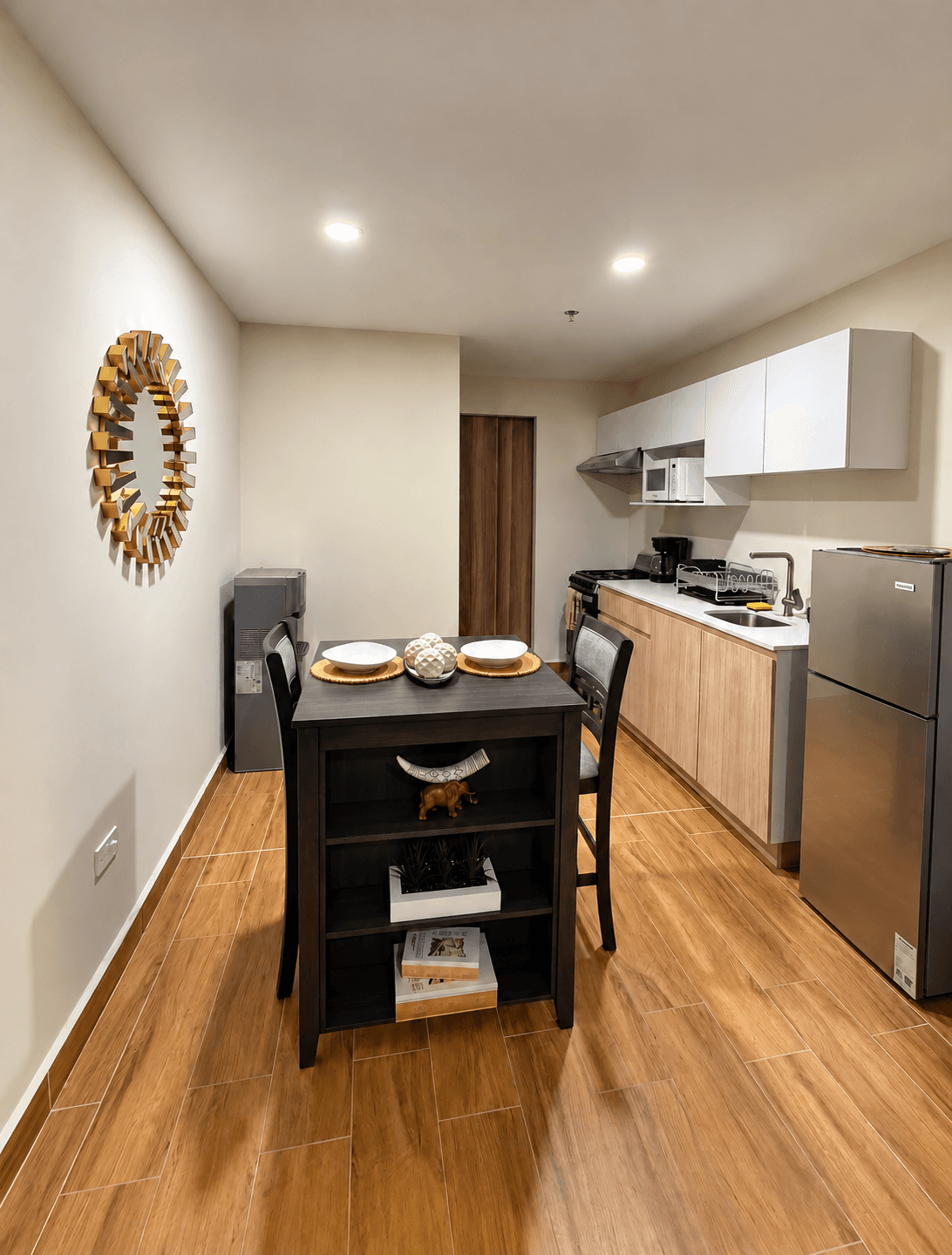 Cocina con comedor, refrigerador, estufa y microondas