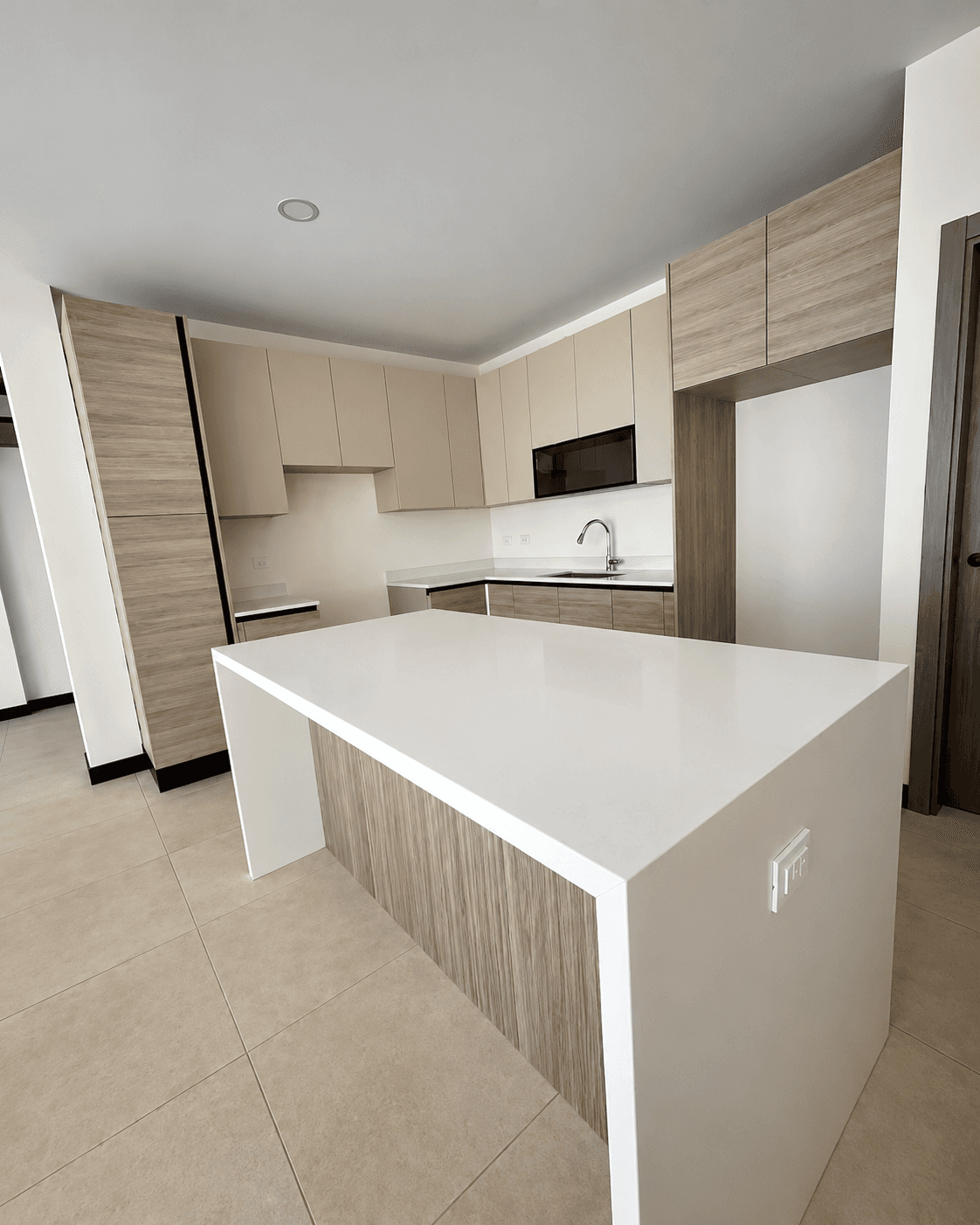 Cocina amueblada con isla de cuarzo y gabinetes