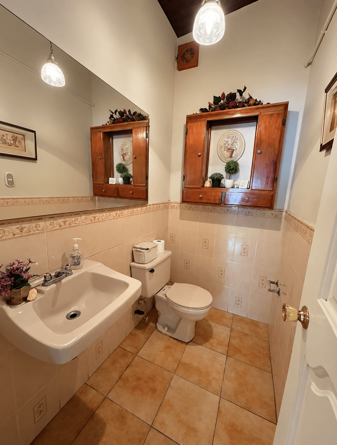 Baño completo con lavamanos y acabados en cerámica