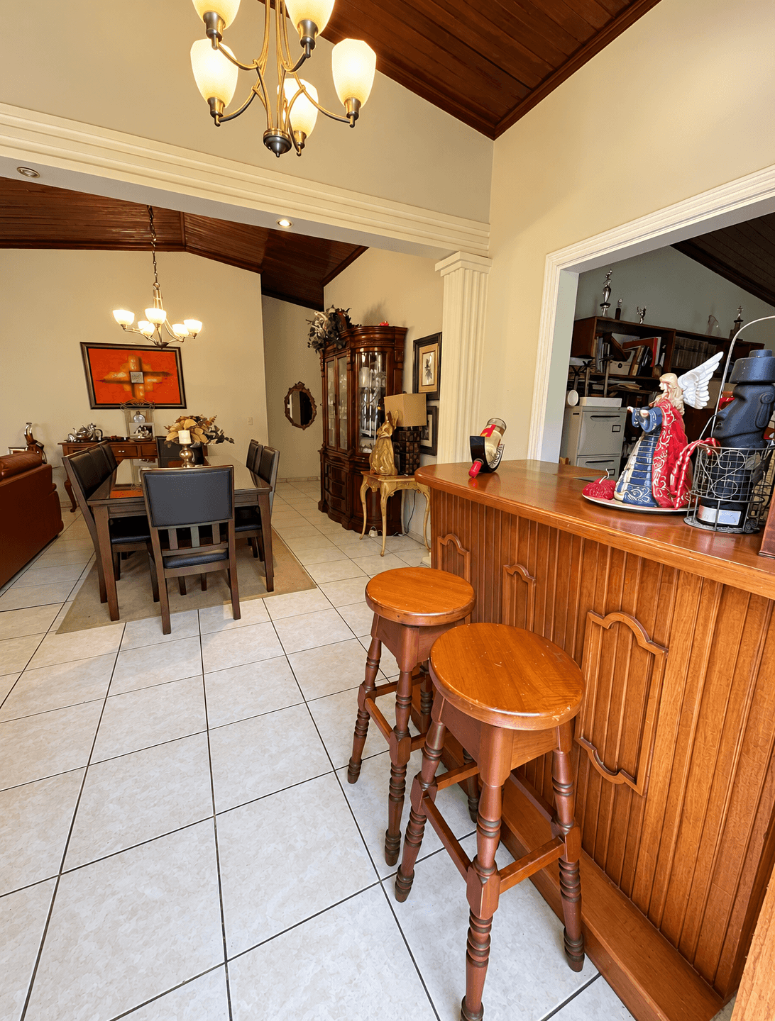 Barra de madera con banquetas junto al comedor