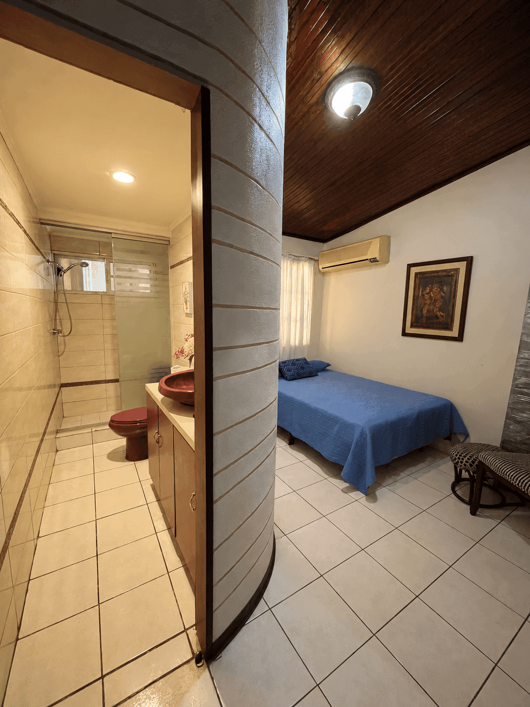 Habitación con baño privado y aire acondicionado