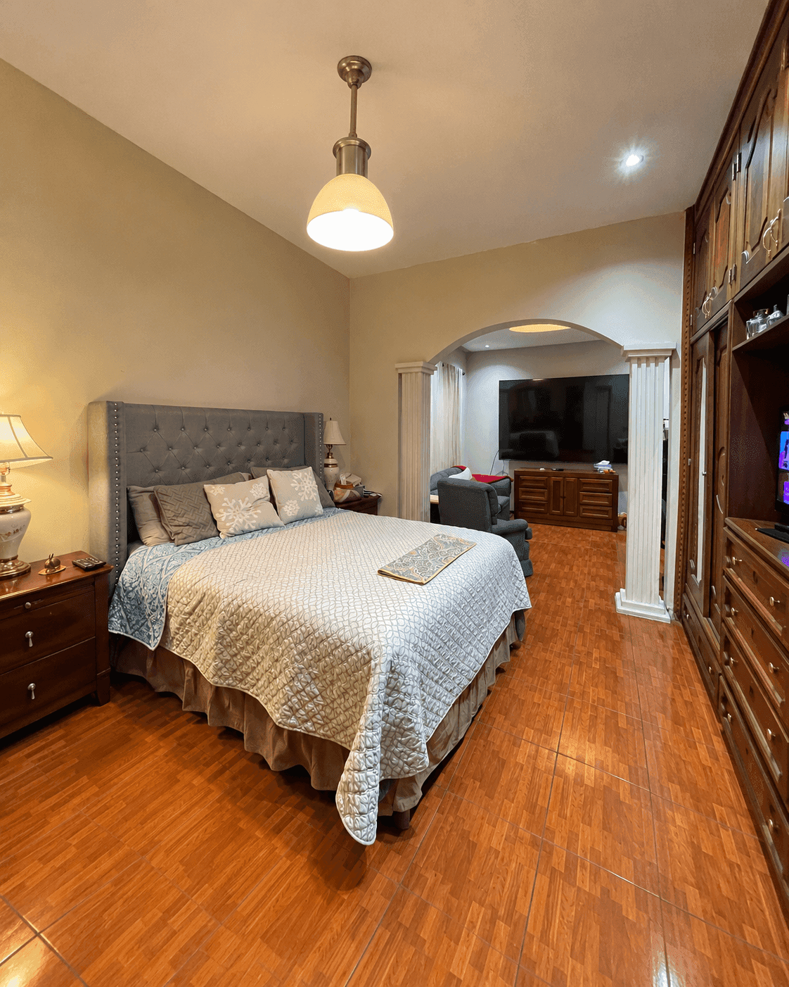 Habitación principal con cama King, closets empotrados y sala de estar
