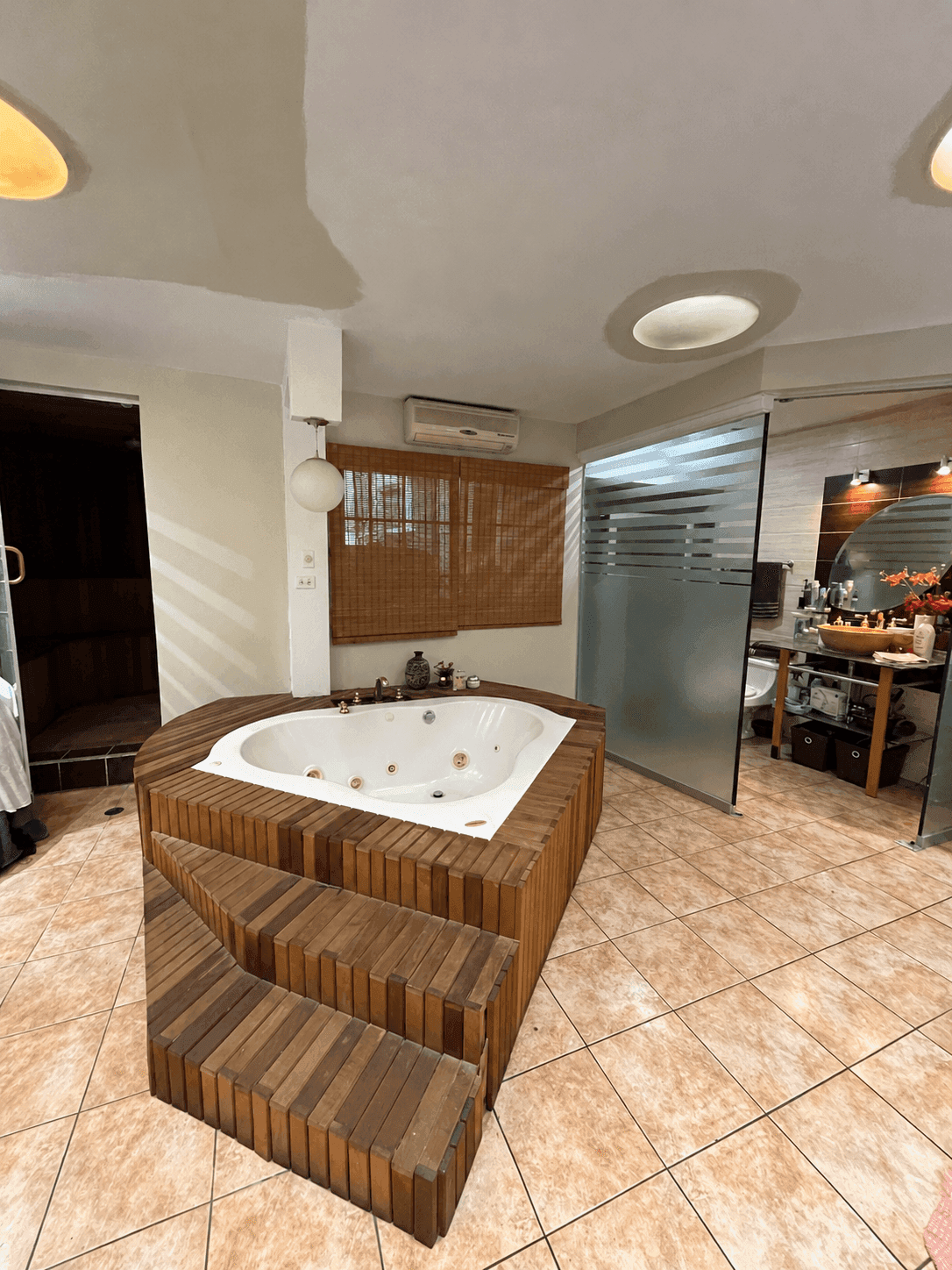 Baño de la habitación principal con jacuzzi y sauna