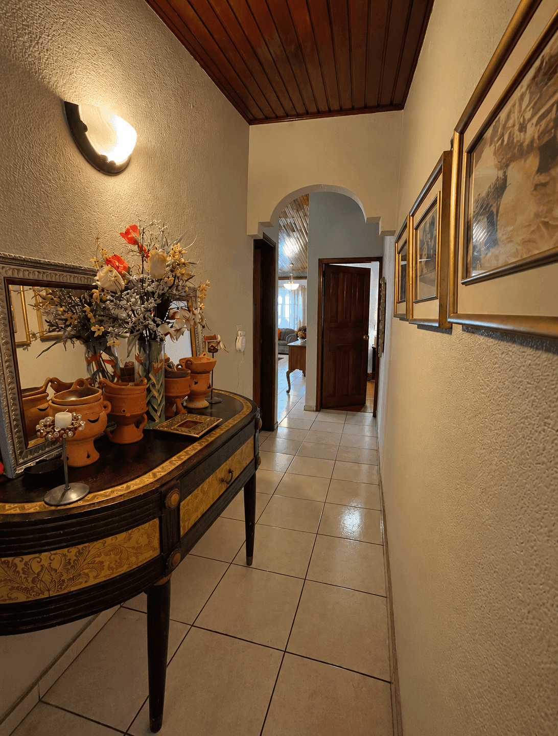 Pasillo interior con techo de madera