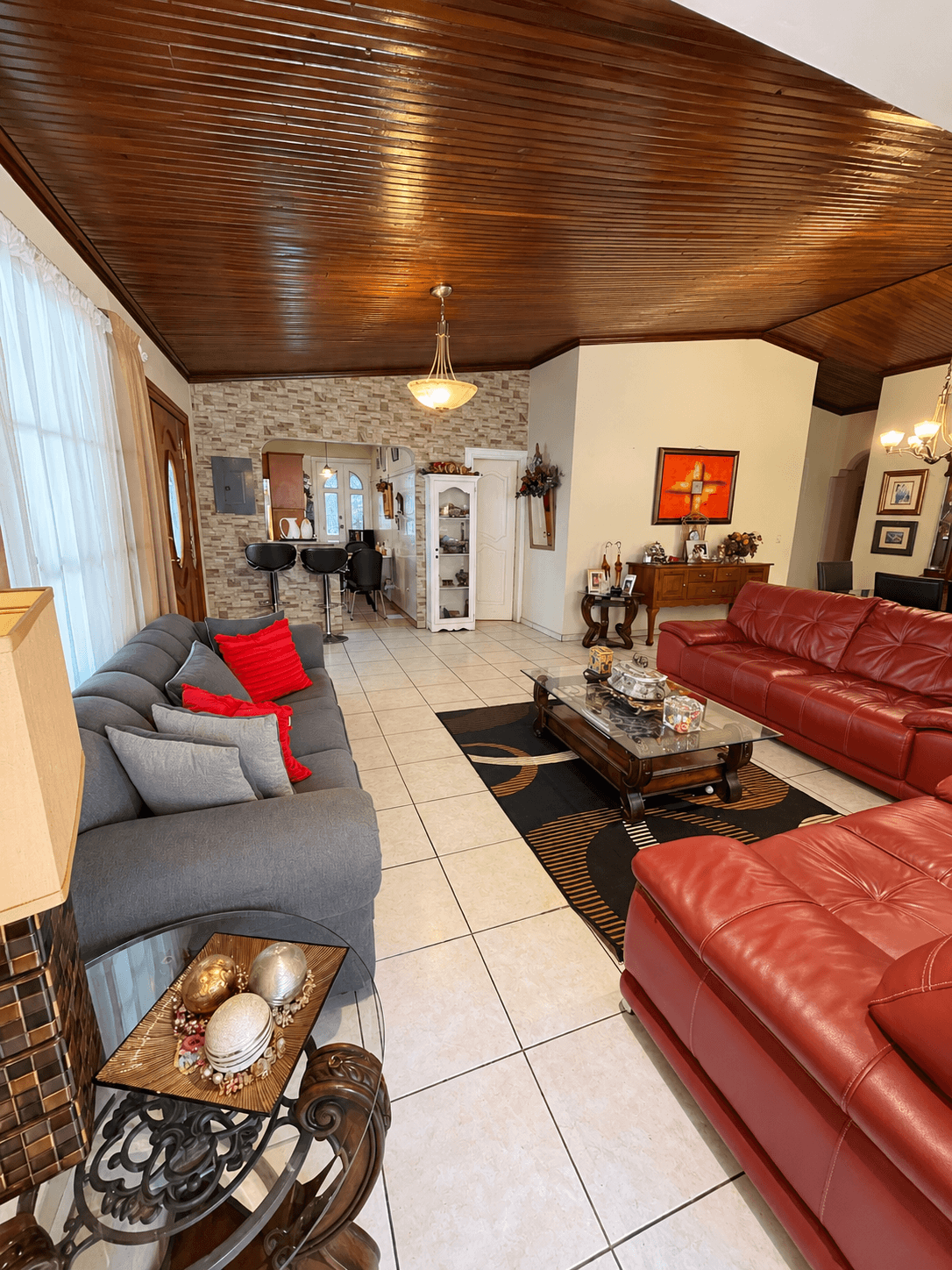 Sala con sofás y acceso a la cocina al fondo