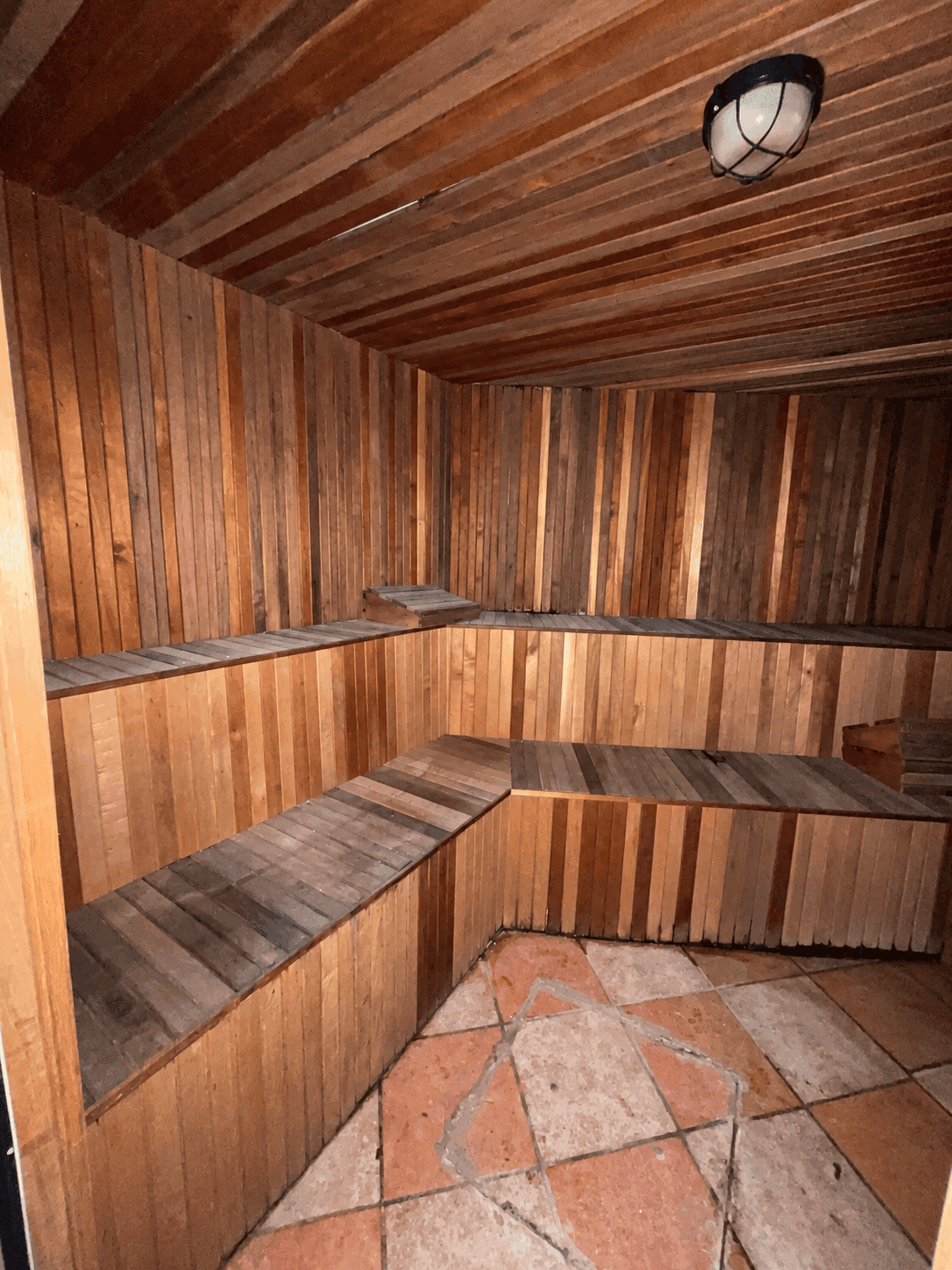 Sauna de madera en la habitación principal