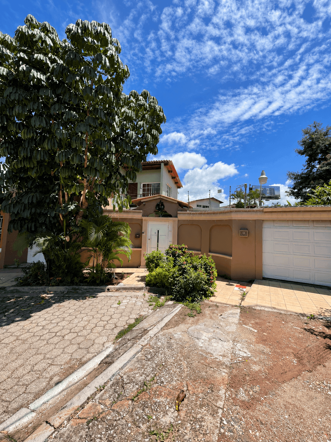 Fachada de la casa en Residencial Altos de las Colinas