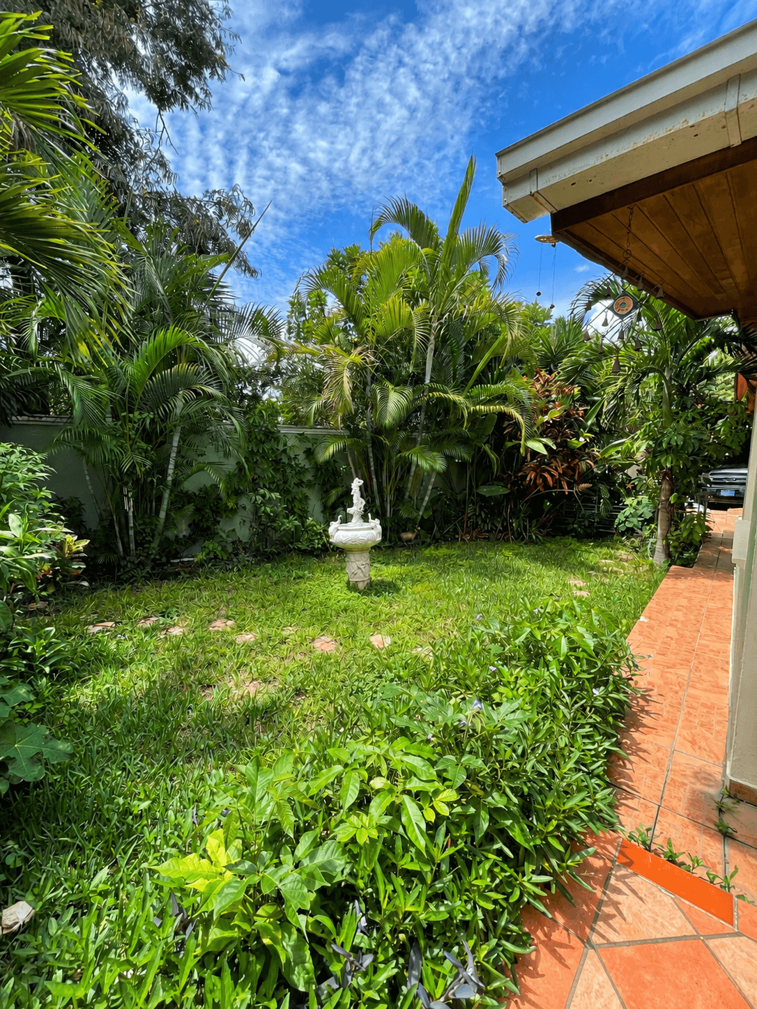 Jardín amplio con fuente y áreas verdes