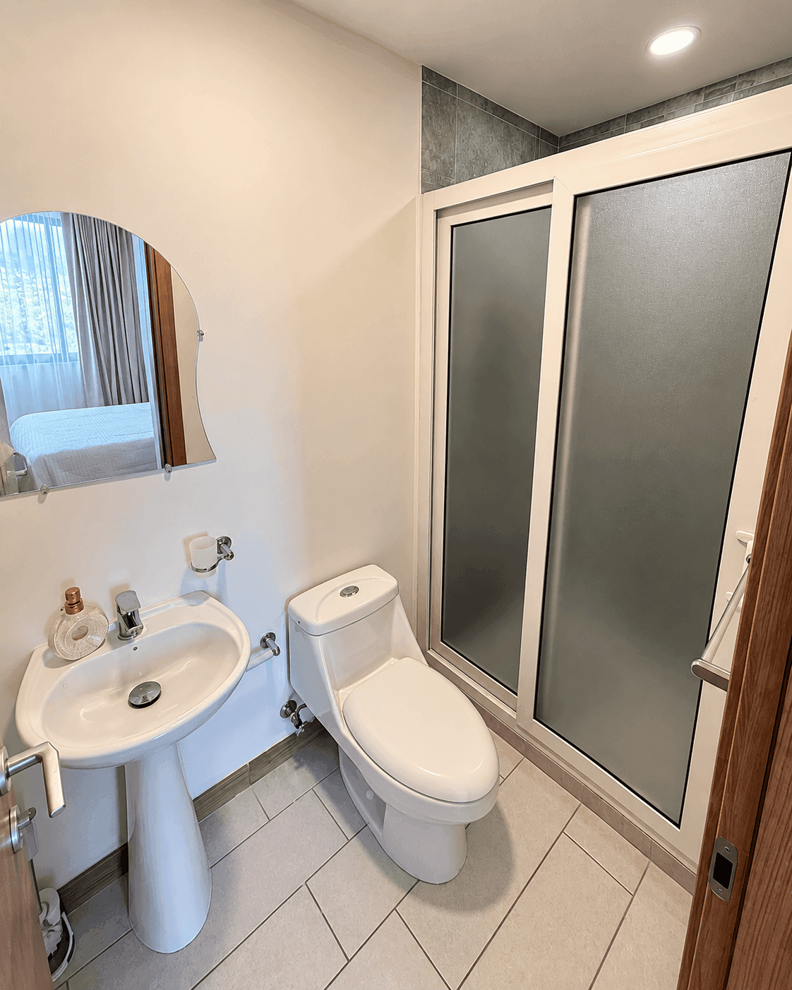 Baño con ducha, inodoro y lavamanos
