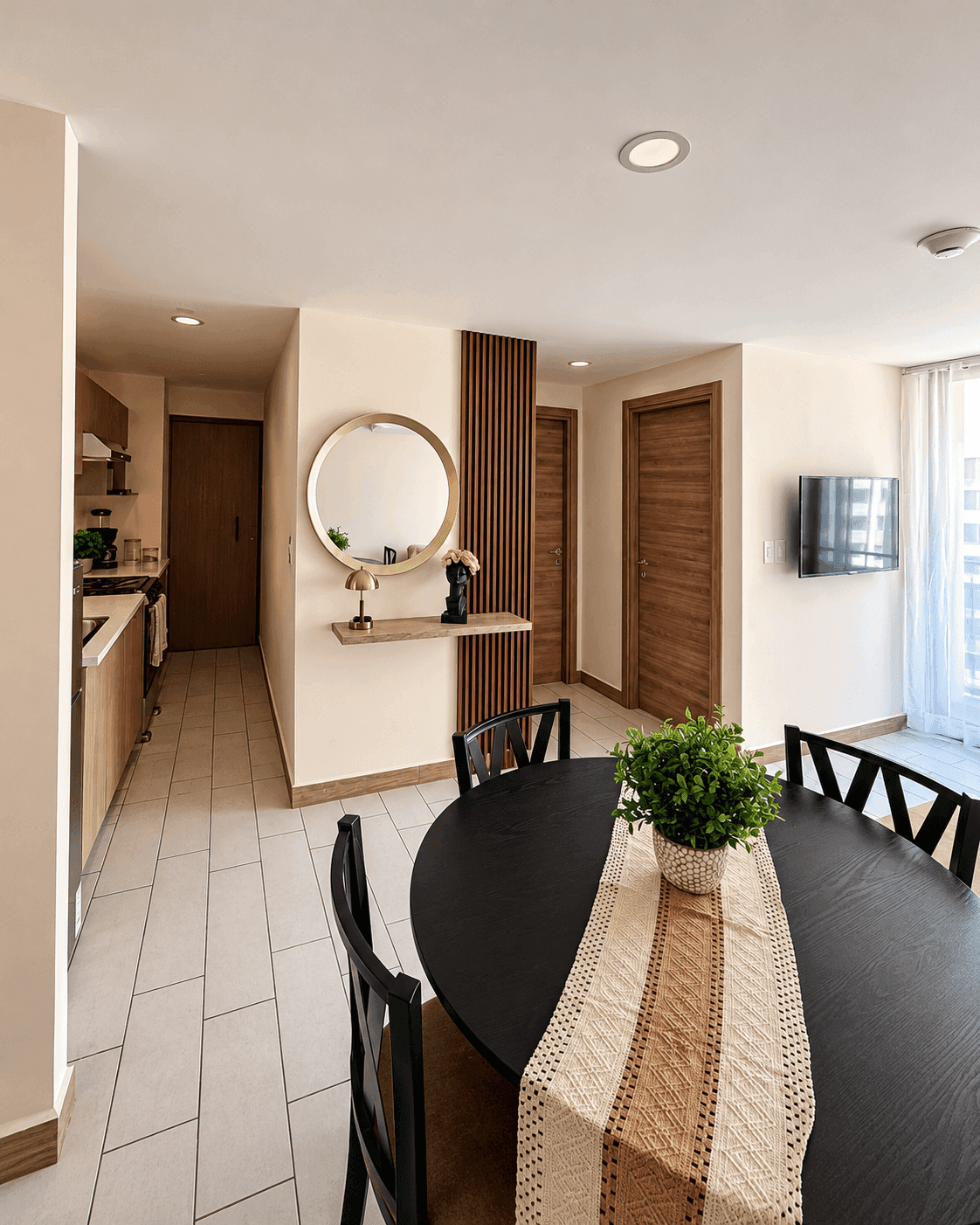 Comedor amueblado junto a la cocina