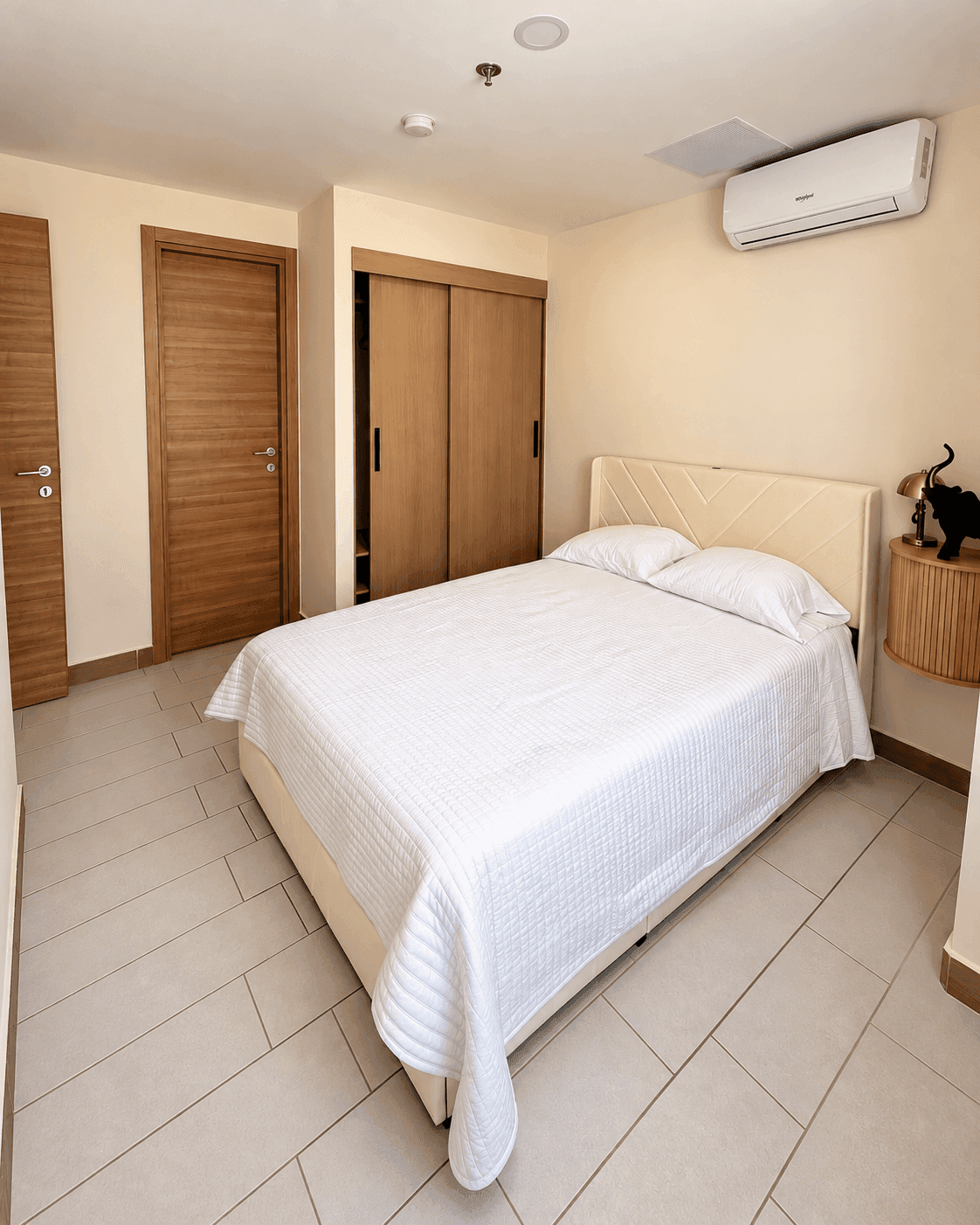 Habitación principal con cama, clóset y aire acondicionado
