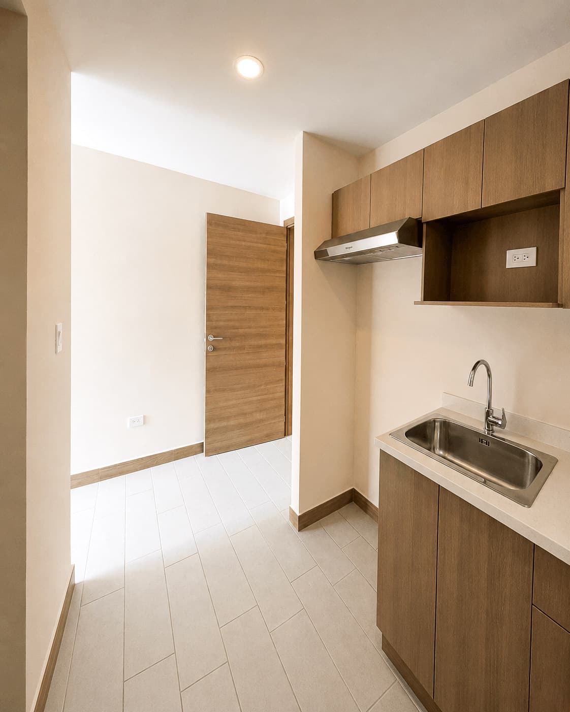 Cocina equipada con campana extractora, alacenas y fregadero