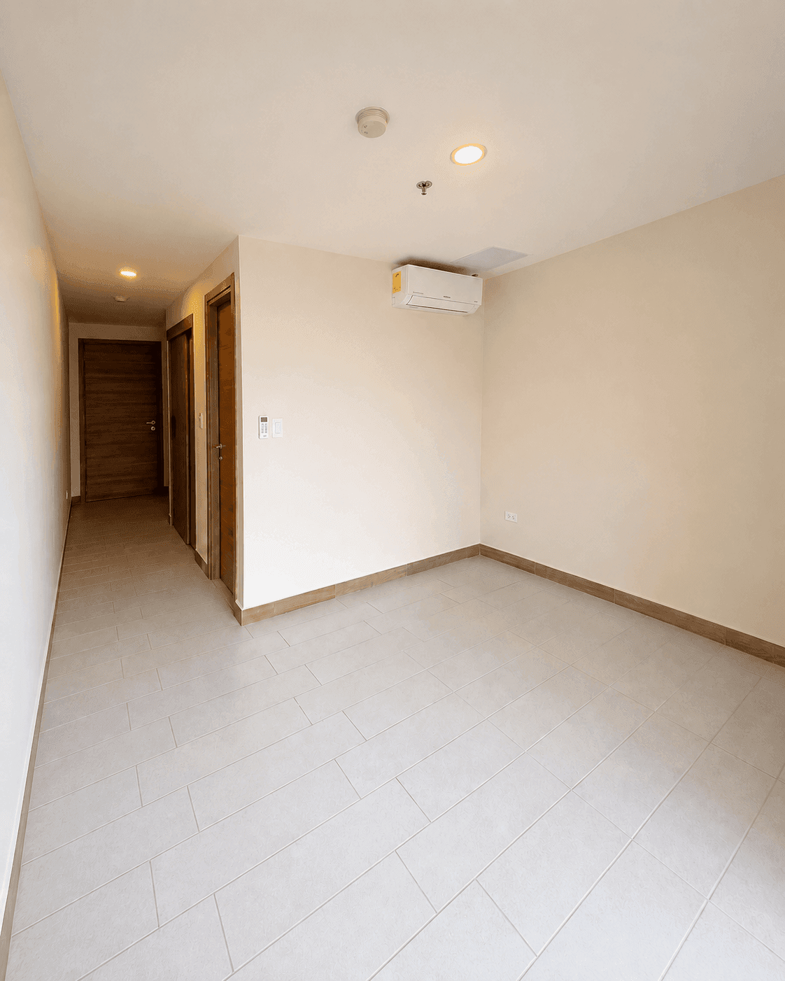 Sala-comedor de distribución abierta con aire acondicionado