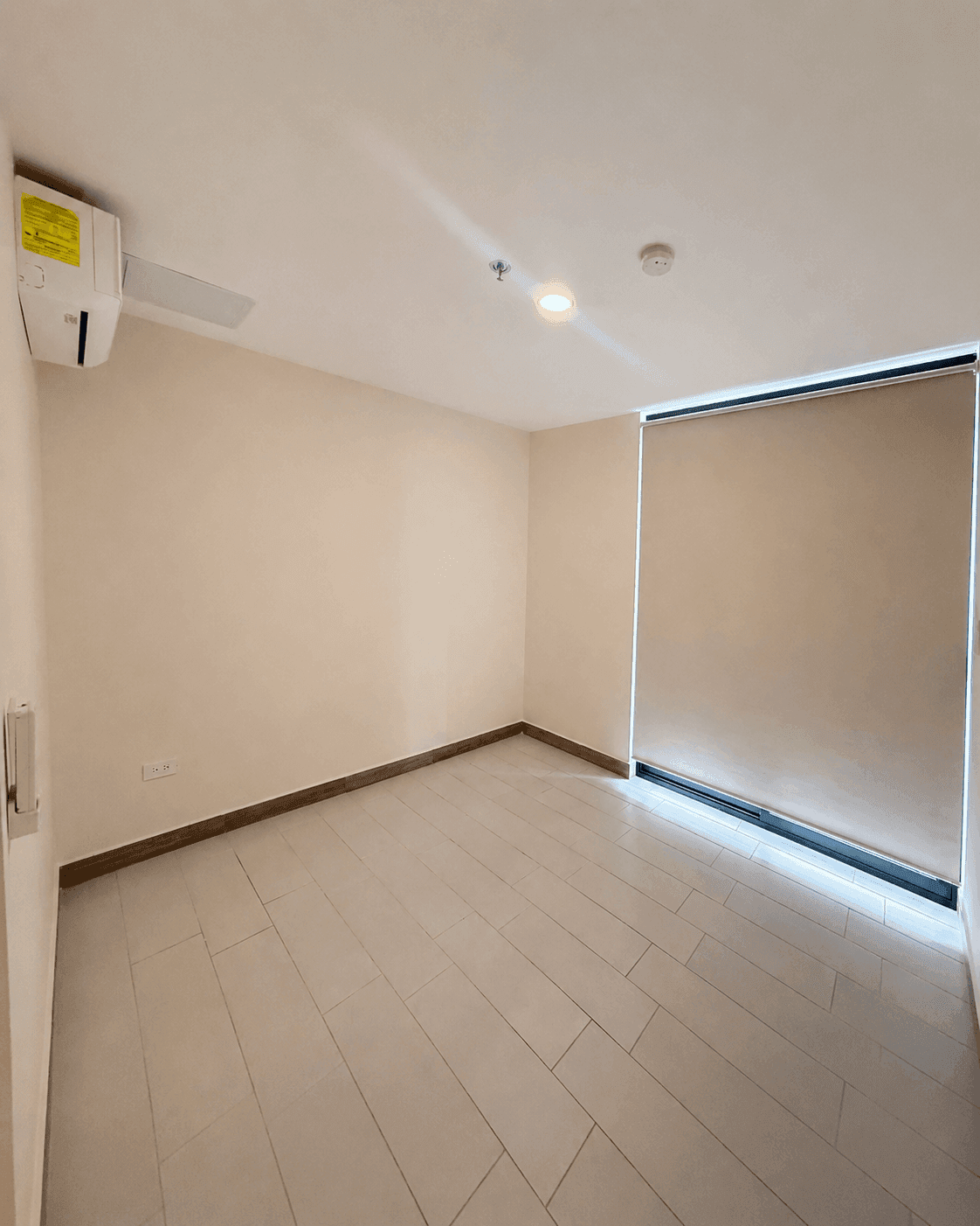 Habitación principal con aire acondicionado y cortina blackout