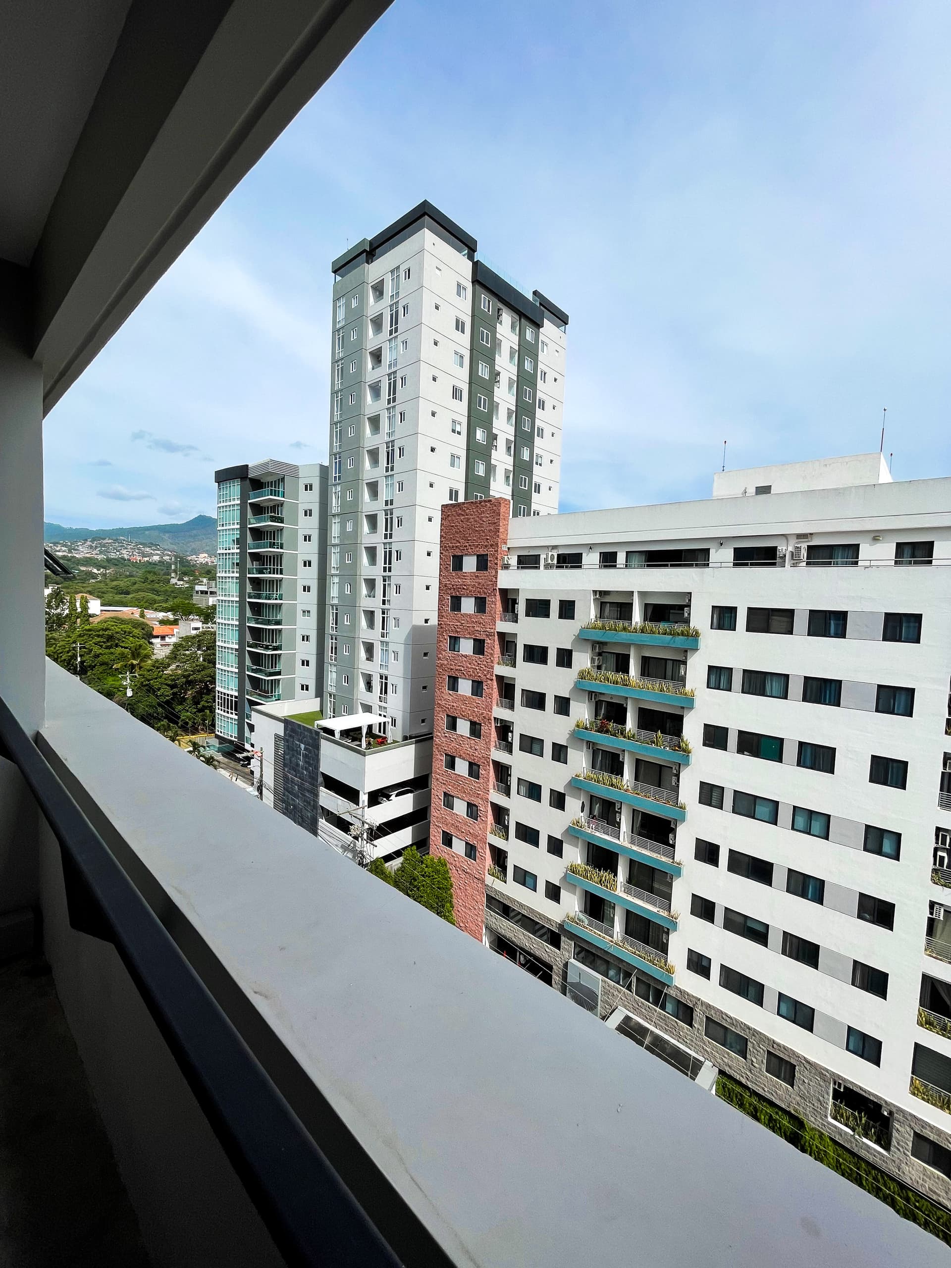 Vista panorámica a la ciudad y las montañas desde el balcón