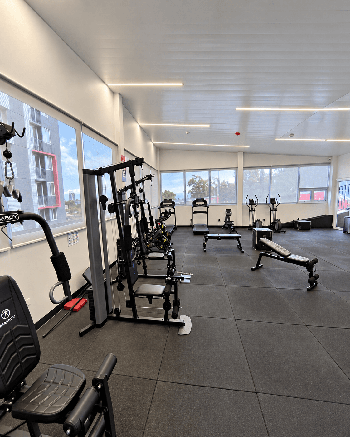 Gimnasio equipado del edificio