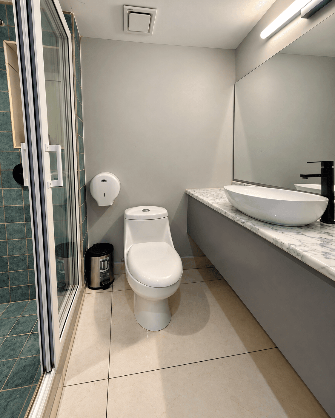Baño completo con ducha, inodoro y lavamanos