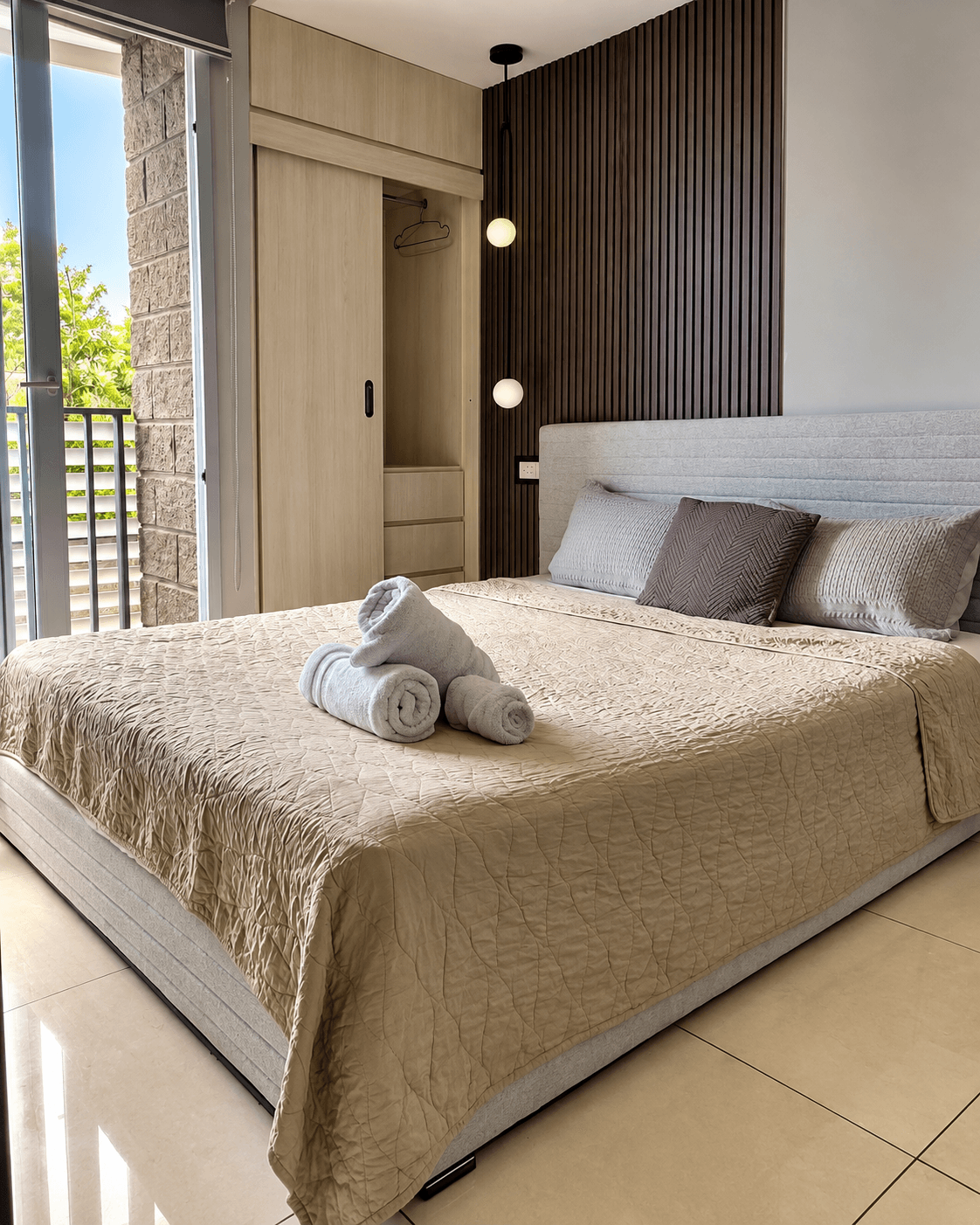 Habitación con cama, clóset y acceso al balcón
