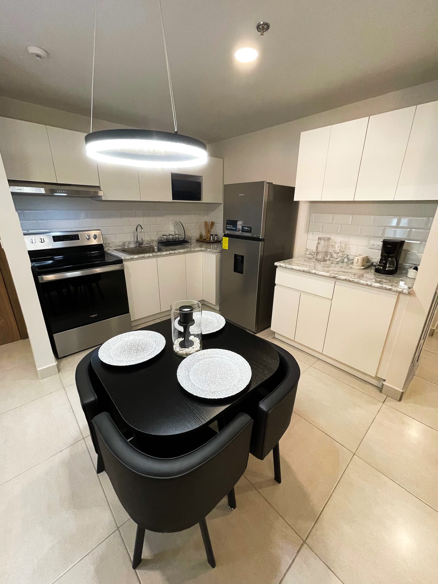 Cocina con estufa, refrigeradora y comedor