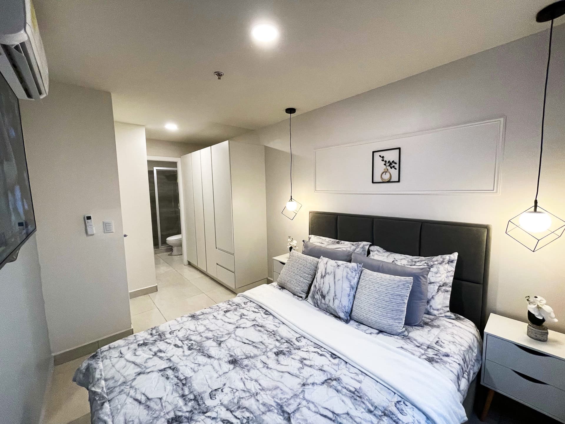 Habitación con cama, aire acondicionado, TV y clóset