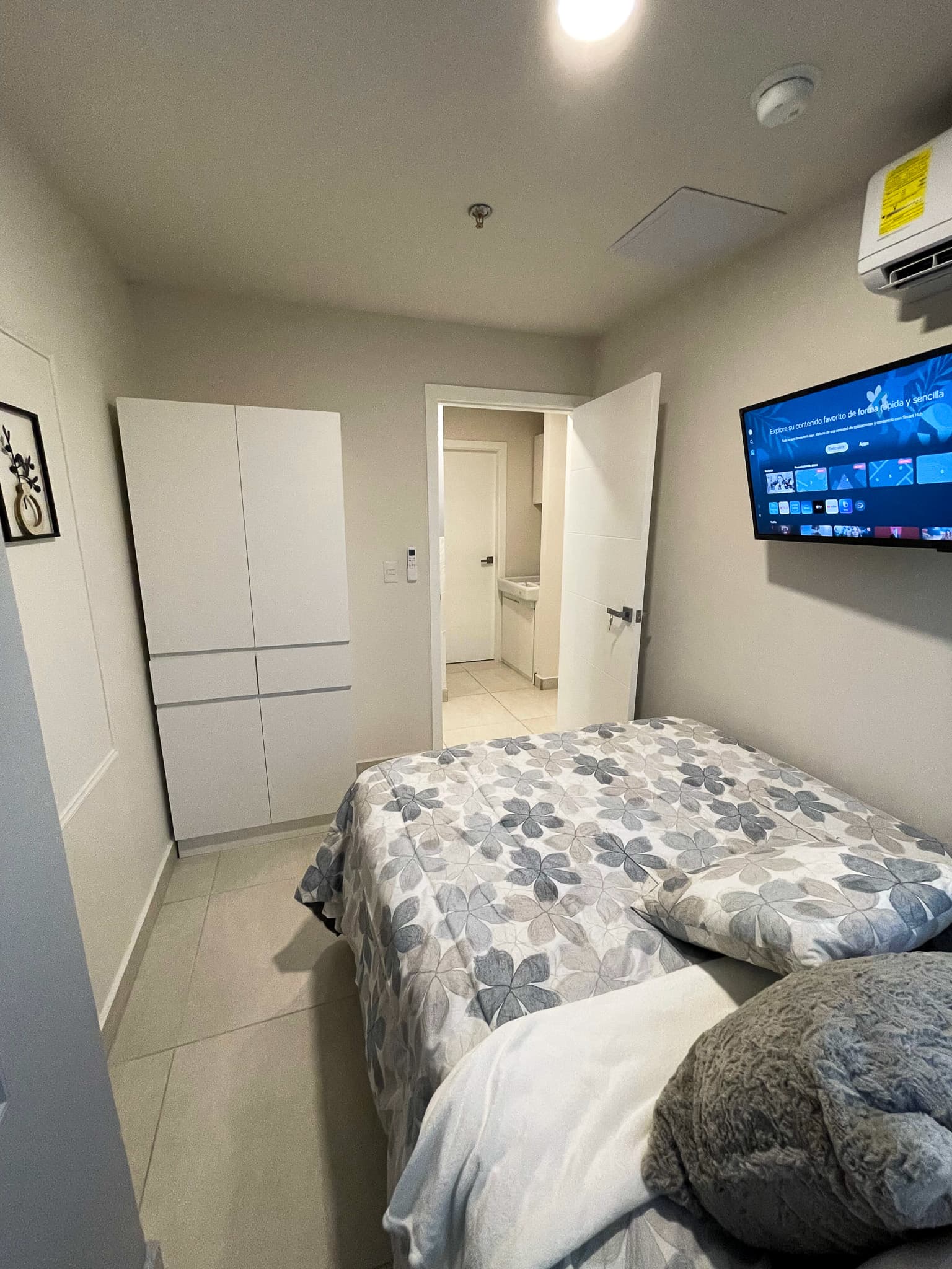 Habitación con cama, clóset y acceso al baño
