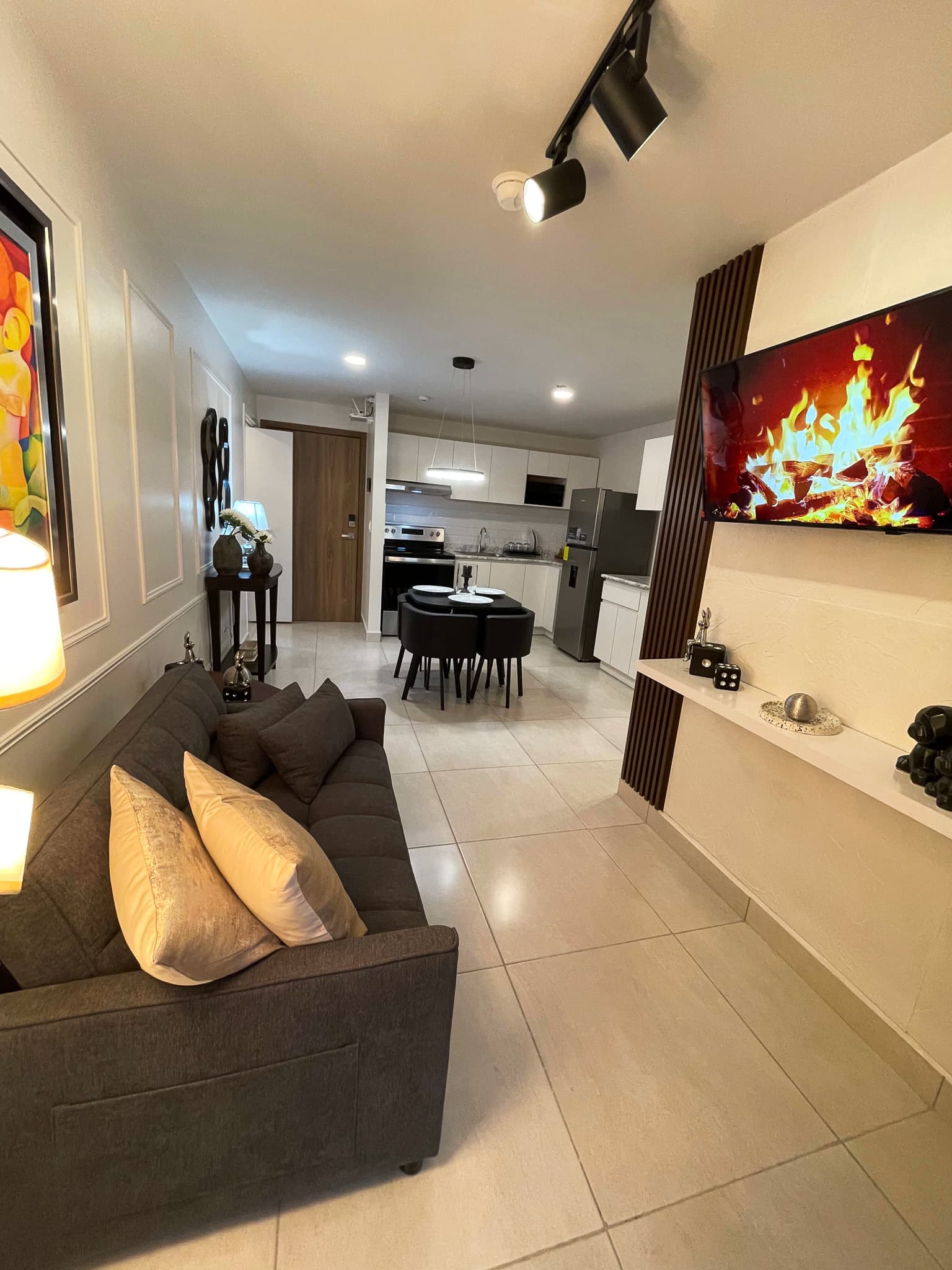 Sala amueblada con sofá, TV y comedor integrado