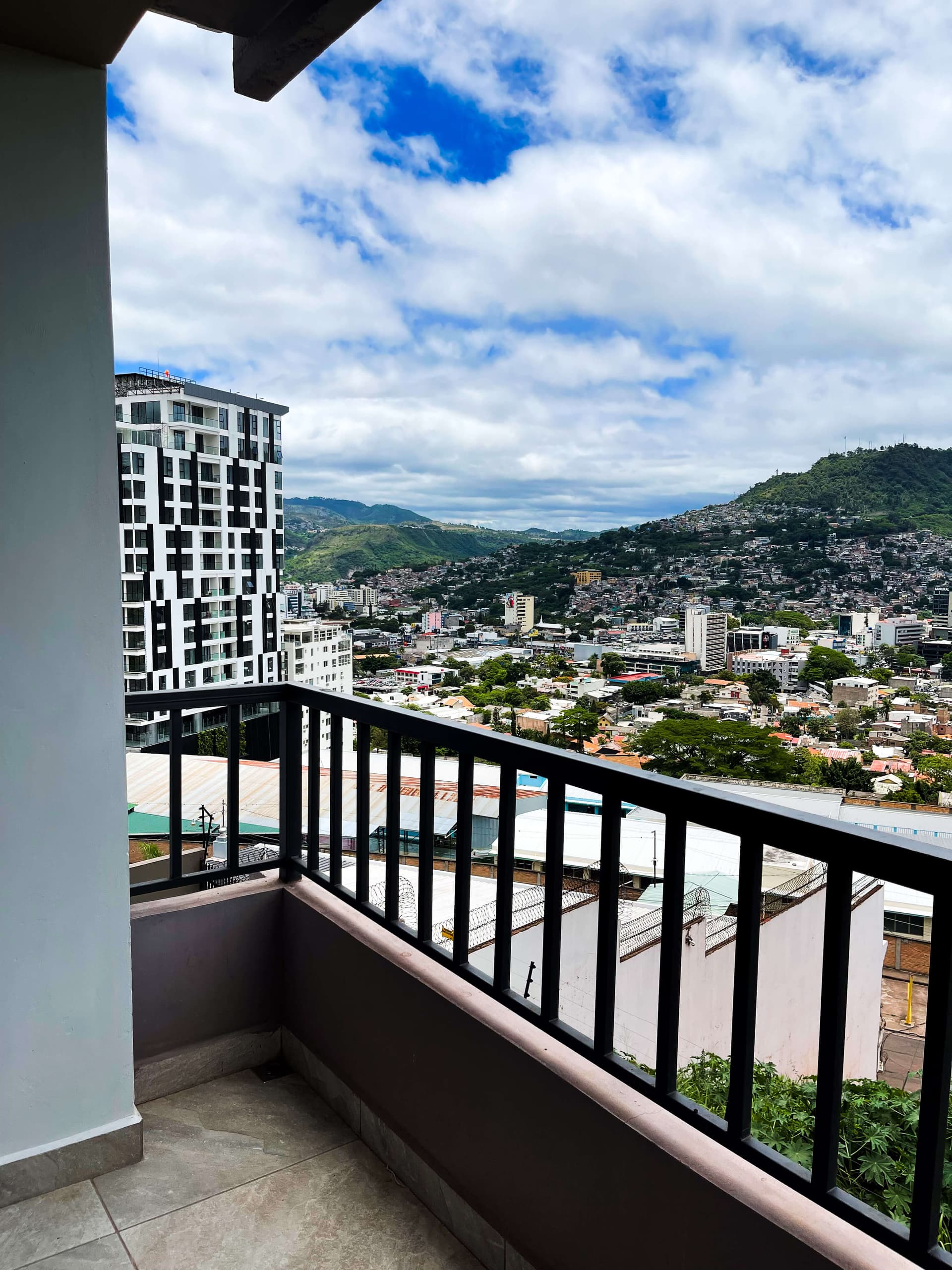 Balcón panorámico con vista a la ciudad y las montañas