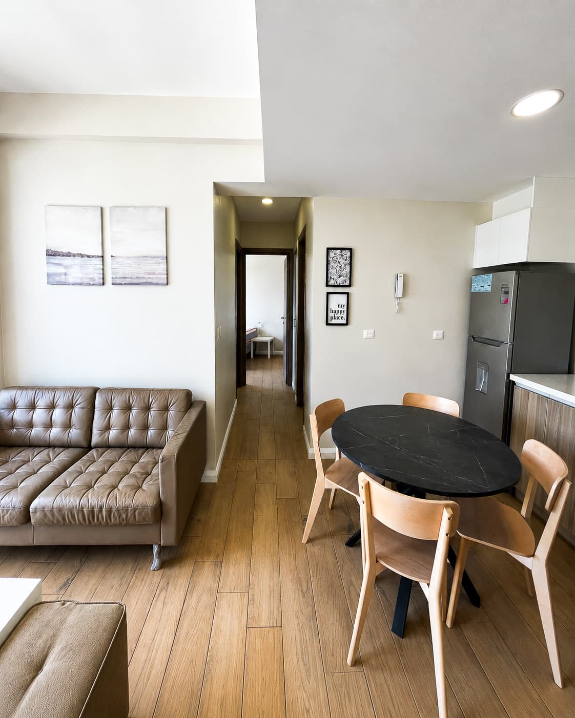 Comedor y sala con acceso al pasillo de habitaciones